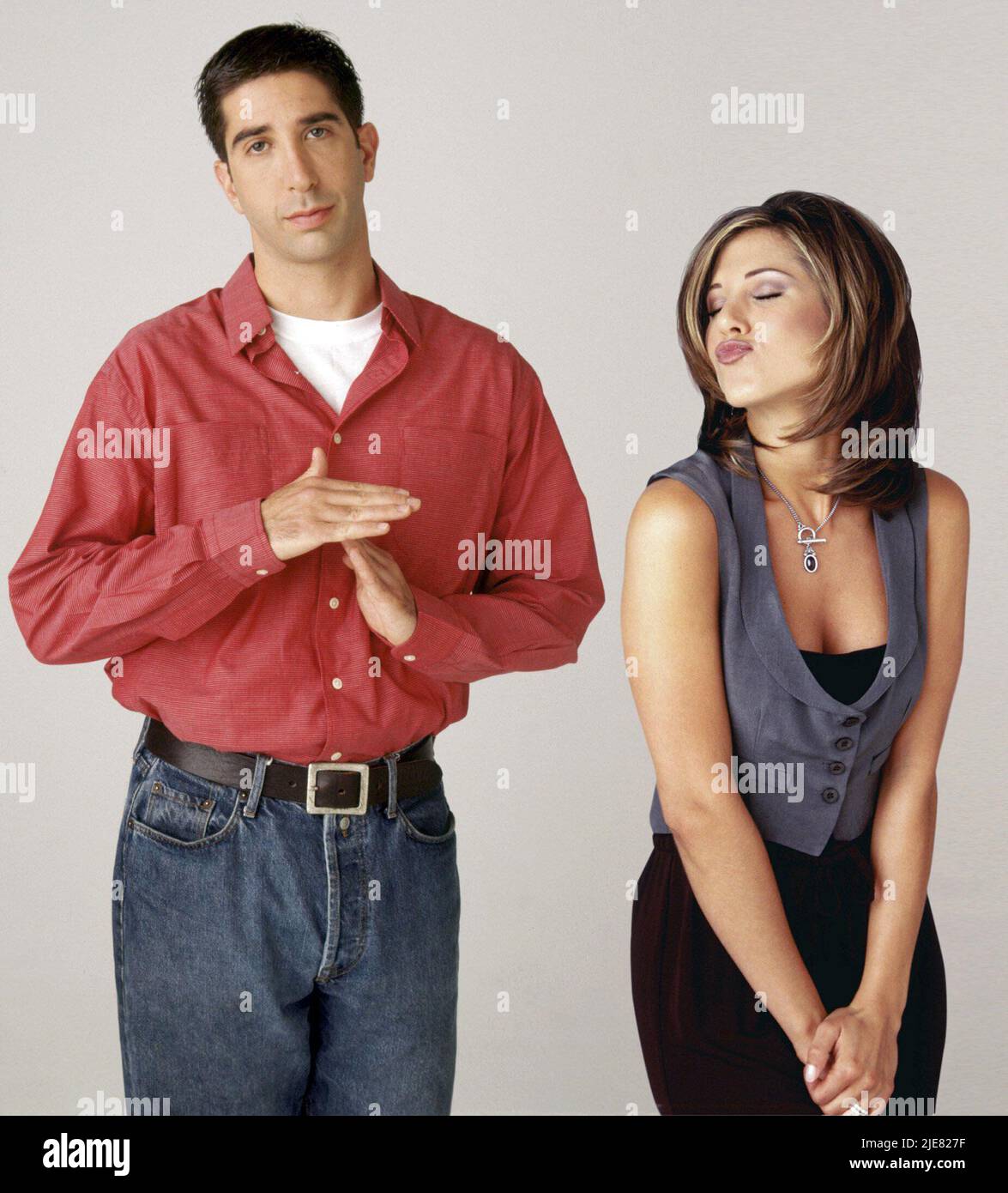 JENNIFER ANISTON and DAVID SCHWIMMER in FRIENDS (1994), directed by PETER BONERZ, GARY HALVORSON, JAMES BURROWS, MICHAEL LEMBECK and GAIL MANCUSO. Credit: WARNER BROS. TELEVISION / Album Stock Photo