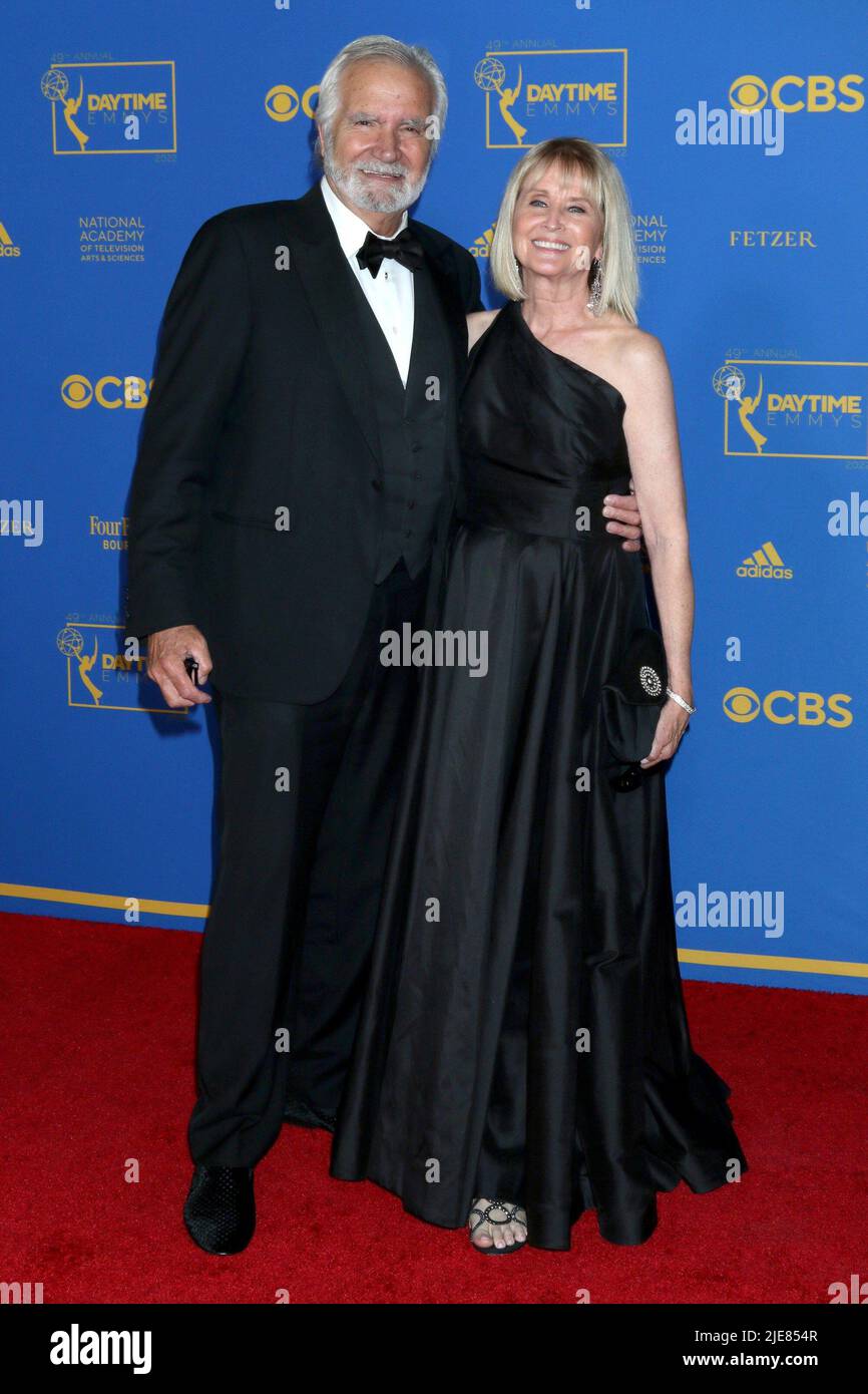 Pasadena, CA. 24th June, 2022. John McCook, Laurette Spang McCook at arrivals for 49th Annual Daytime Emmy Awards - Part 2, Pasadena Convention Center, Pasadena, CA June 24, 2022. Credit: Priscilla Grant/Everett Collection/Alamy Live News Stock Photo