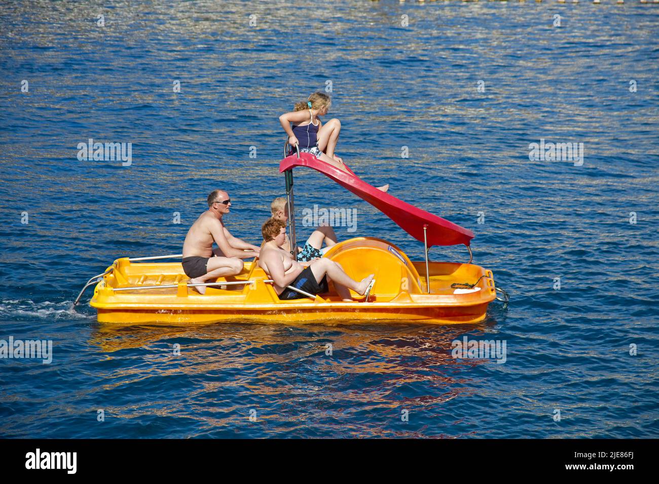Touristen auf einem Tretboot in der Hafeneinfahrt von Puerto de Mogan, Gran Canaria, Kanarische Inseln, Spanien, Europa | Tourists on a pedal boat at Stock Photo