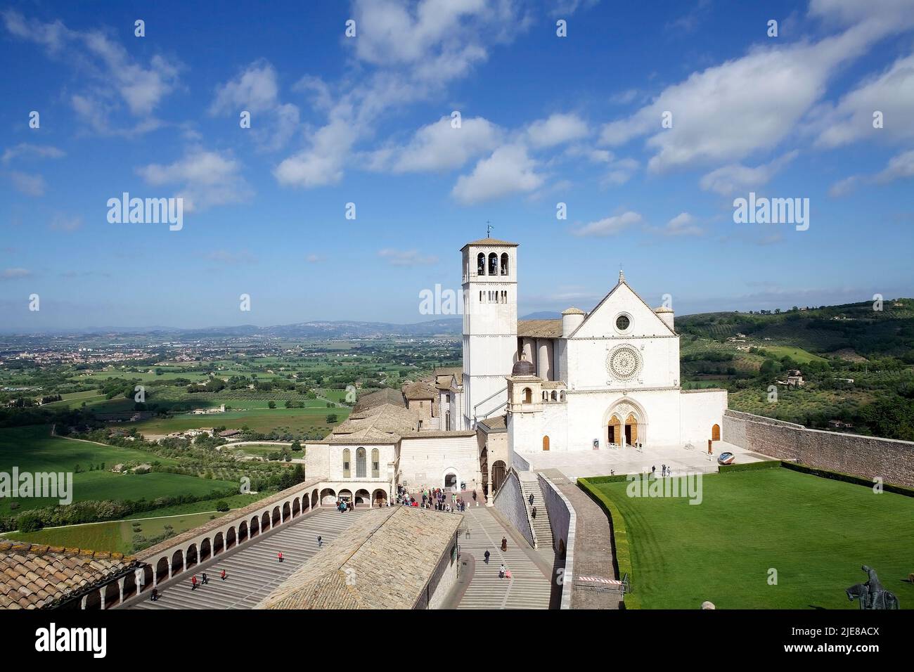 Tourists visiting the Basilica of San Francesco d'Assisi. Assisi in the  Province of Perugia, Italy Stock Photo - Alamy
