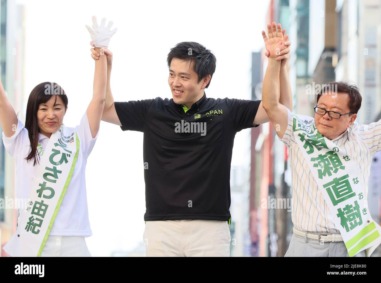 Tokyo, Japan. 26th June, 2022. Osaka Governor and deputy leader of opposition Japan Innovation Party Hirofumi Yoshimura (C) raises arms with his party candidates Yuki Ebisawa (L) and Naoki Inose for their campign of the July 10 Upper House election in Tokyo on Sunday, June 26, 2022. Credit: Yoshio Tsunoda/AFLO/Alamy Live News Stock Photo