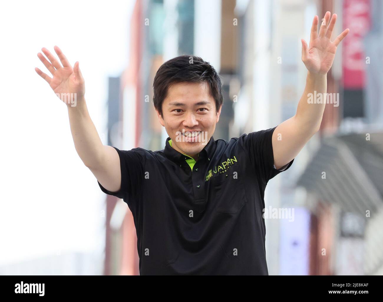 Tokyo, Japan. 26th June, 2022. Osaka Governor and deputy leader of opposition Japan Innovation Party Hirofumi Yoshimura waves is hands as he delivers a campaign speech for his party candidate Yuki Ebisawa for the July 10 Upper House election in Tokyo on Sunday, June 26, 2022. Credit: Yoshio Tsunoda/AFLO/Alamy Live News Stock Photo