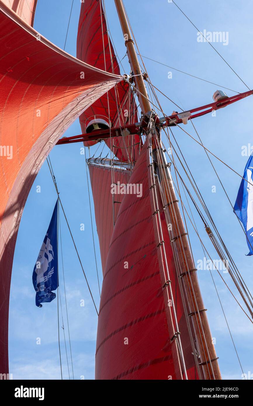 Looking up at the tan sails of the traditional gaff cutter 'Jolie Brise', sailing on the Solent, Hampshire, UK Stock Photo