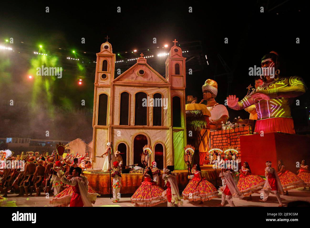 Parintins, Brazil. 26th June, 2022. AM - Parintins - 25/06/2022 - PARINTINS, AMAZONAS, FESTIVAL FOLCLORICO DE PARINTINS 2022 - Presentation of the Boi-Bumba Garantido (red bull) and Caprichoso during the second night of performances of the 55th Festival Folclorico de Parintins 2022 this Saturday (25) ). Photo: Suamy Beydoun/AGIF Photo: Suamy Beydoun/AGIF/Sipa USA Credit: Sipa USA/Alamy Live News Stock Photo