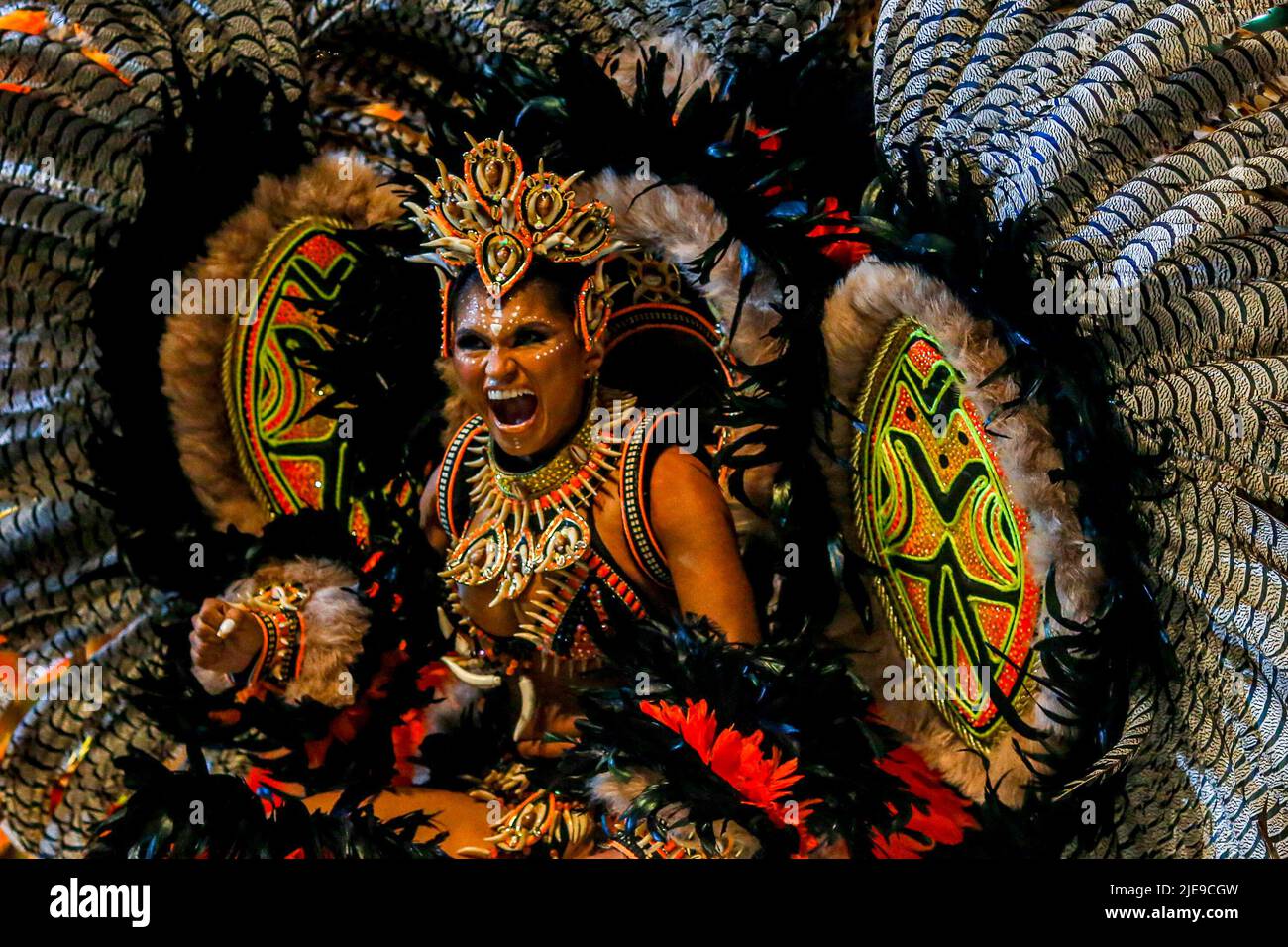 Parintins, Brazil. 26th June, 2022. AM - Parintins - 06/25/2022 - PARINTINS, AMAZONAS, FESTIVAL FOLCLORICO DE PARINTINS 2022 - Queen of the Folklore of the Boi Garantido Edilene Tavares during the presentation of the Boi-Bumba Garantido (red bull) on the second night of the 55th Folklore Festival of Parintins 2022 this Saturday (25). Photo: Suamy Beydoun/AGIF Photo: Suamy Beydoun/AGIF/Sipa USA Credit: Sipa USA/Alamy Live News Stock Photo