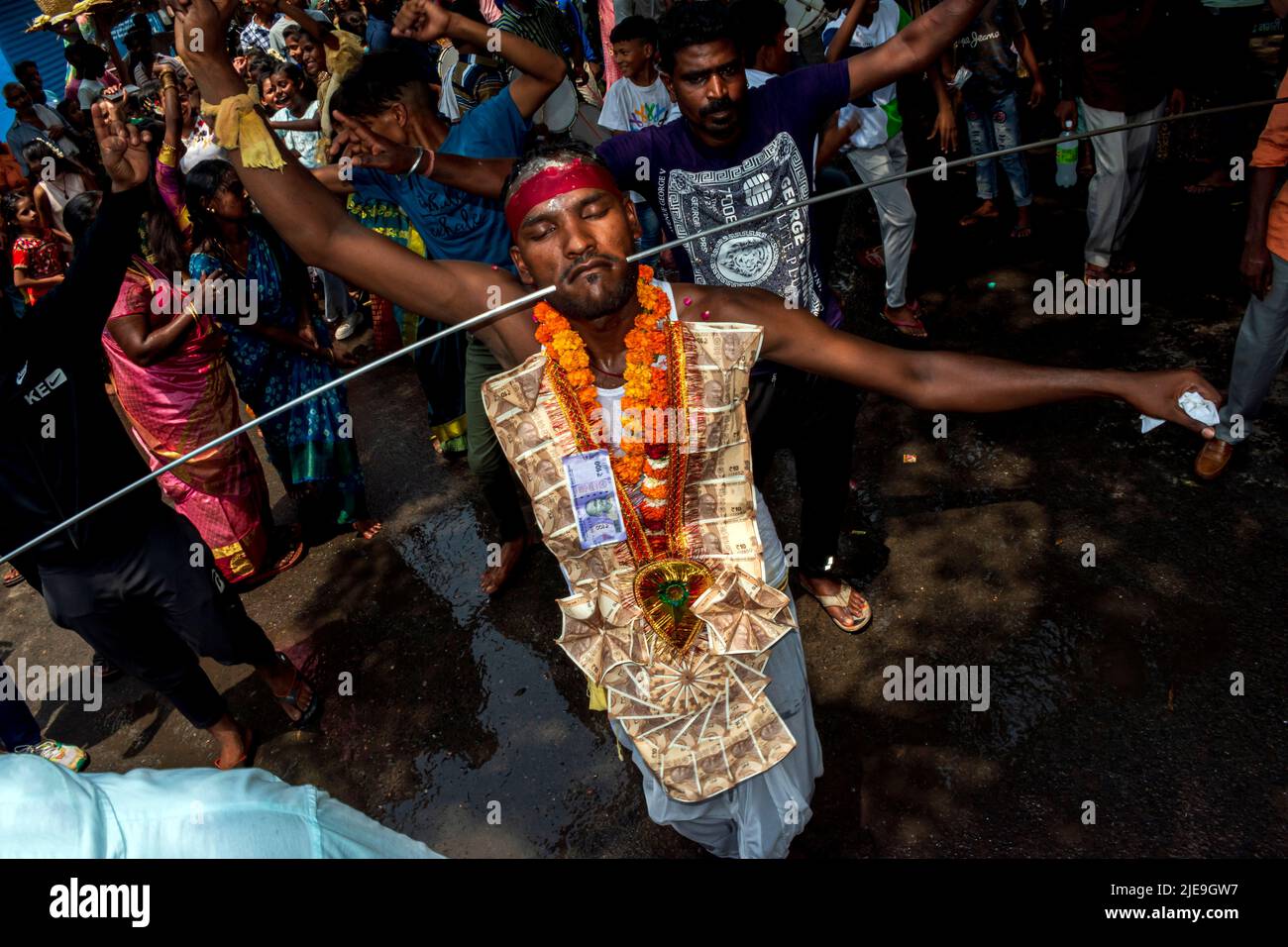 New Delhi, Delhi, India. 26th June, 2022. An Indian Hindu devotee has
