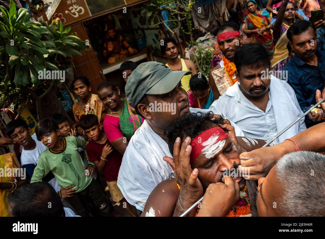 New Delhi, Delhi, India. 26th June, 2022. An Indian Hindu devotee has