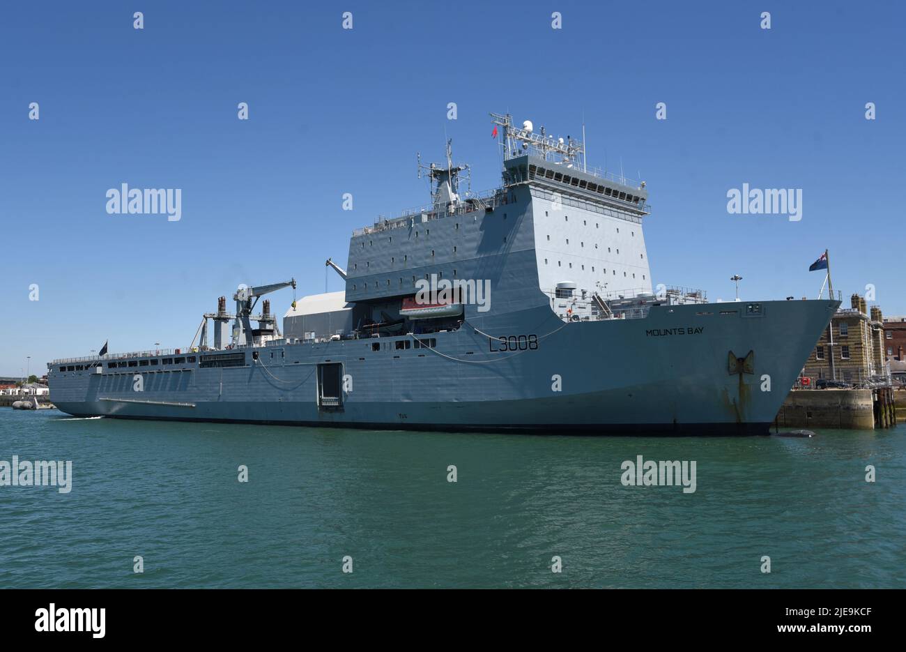 22/06/2022 Portsmouth UK RFA Mounts Bay a 176.6m (579.4ft) Royal Navy Bay-Class auxiliary landing ship dock moored alongside Kings Stairs Jetty, HMNB Stock Photo