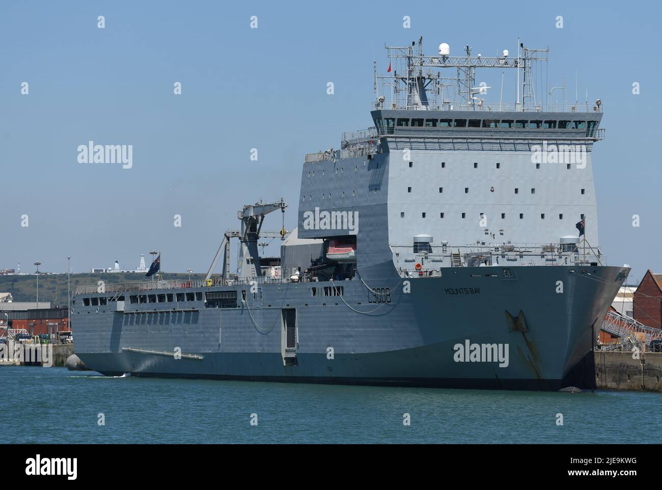 22/06/2022 Portsmouth UK RFA Mounts Bay a 176.6m (579.4ft) Royal Navy Bay-Class auxiliary landing ship dock moored alongside Kings Stairs Jetty, HMNB Stock Photo