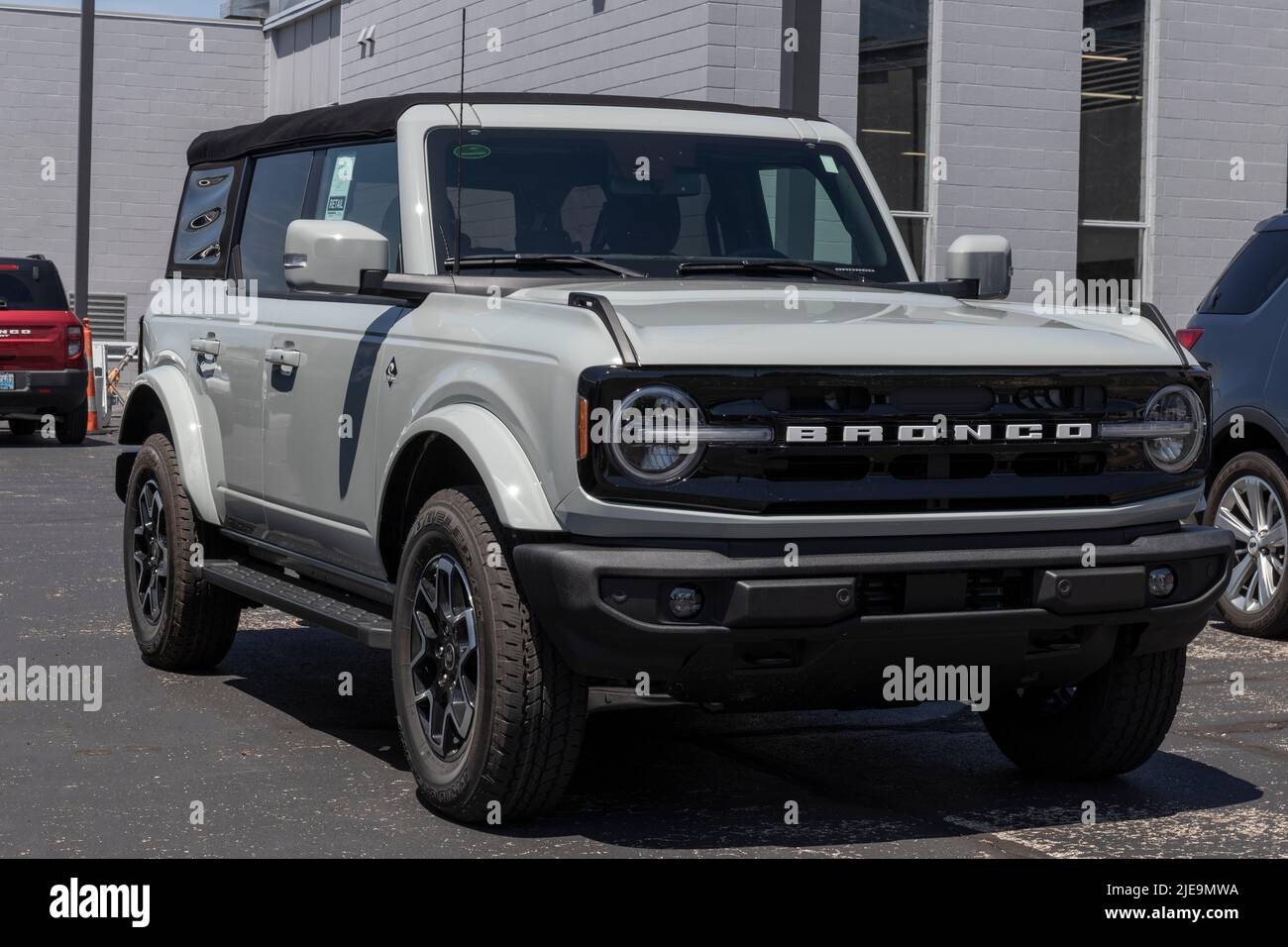 Cincinnati - Circa June 2022: Ford Bronco display at a dealership. Broncos can be ordered in a base model or Ford has up to 200 accessories for street Stock Photo