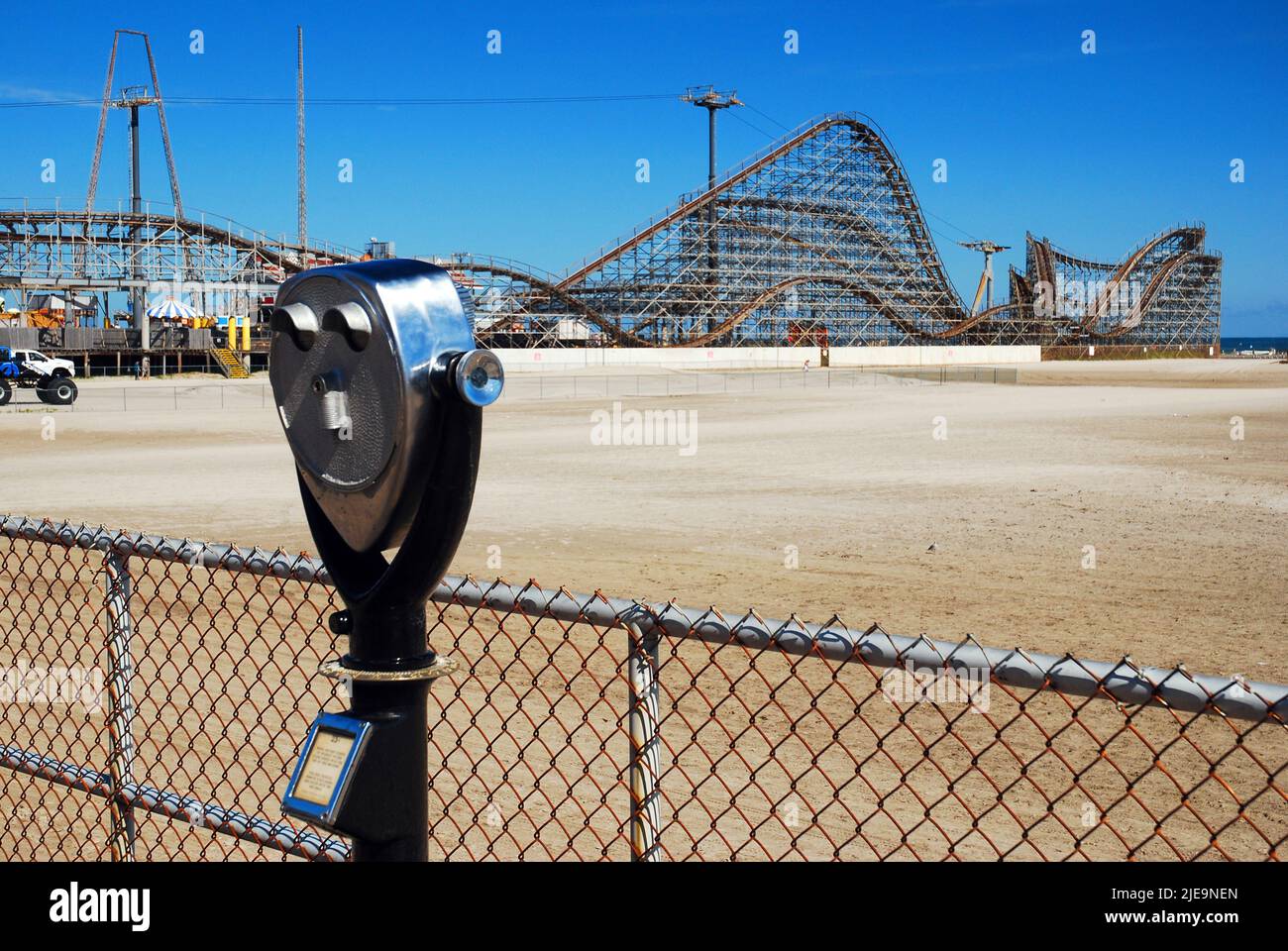 A view finder looks out onto the beach and the amusements at Wildwood on the Jersey Shore Stock Photo