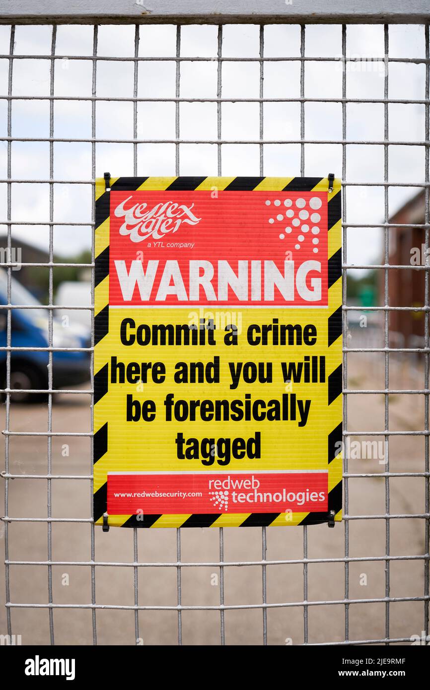 Sign warning of forensic tagging in the event of anyone committing a crime on the premises Stock Photo