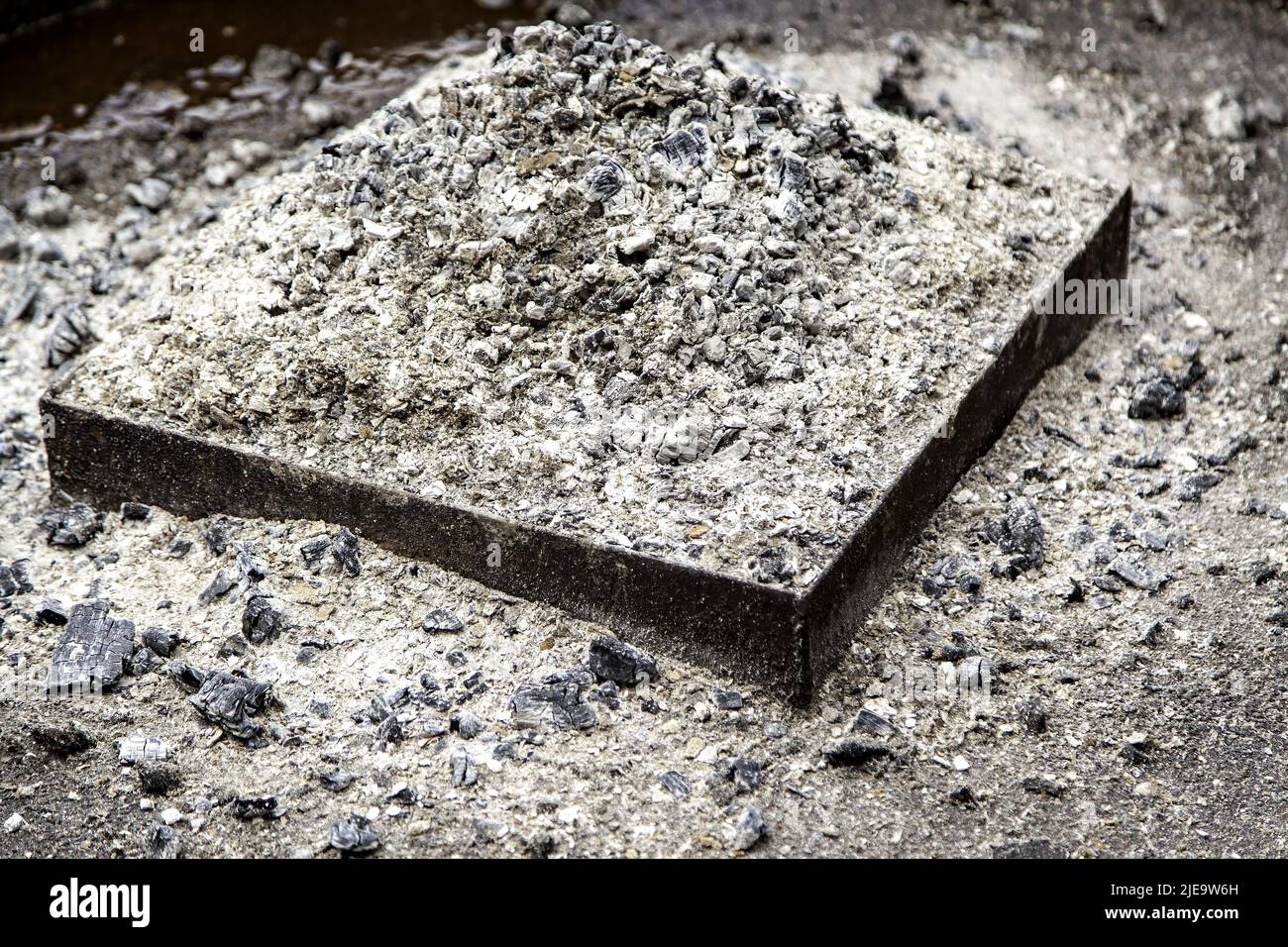 Detail of extinguished ashes in a barbecue Stock Photo - Alamy