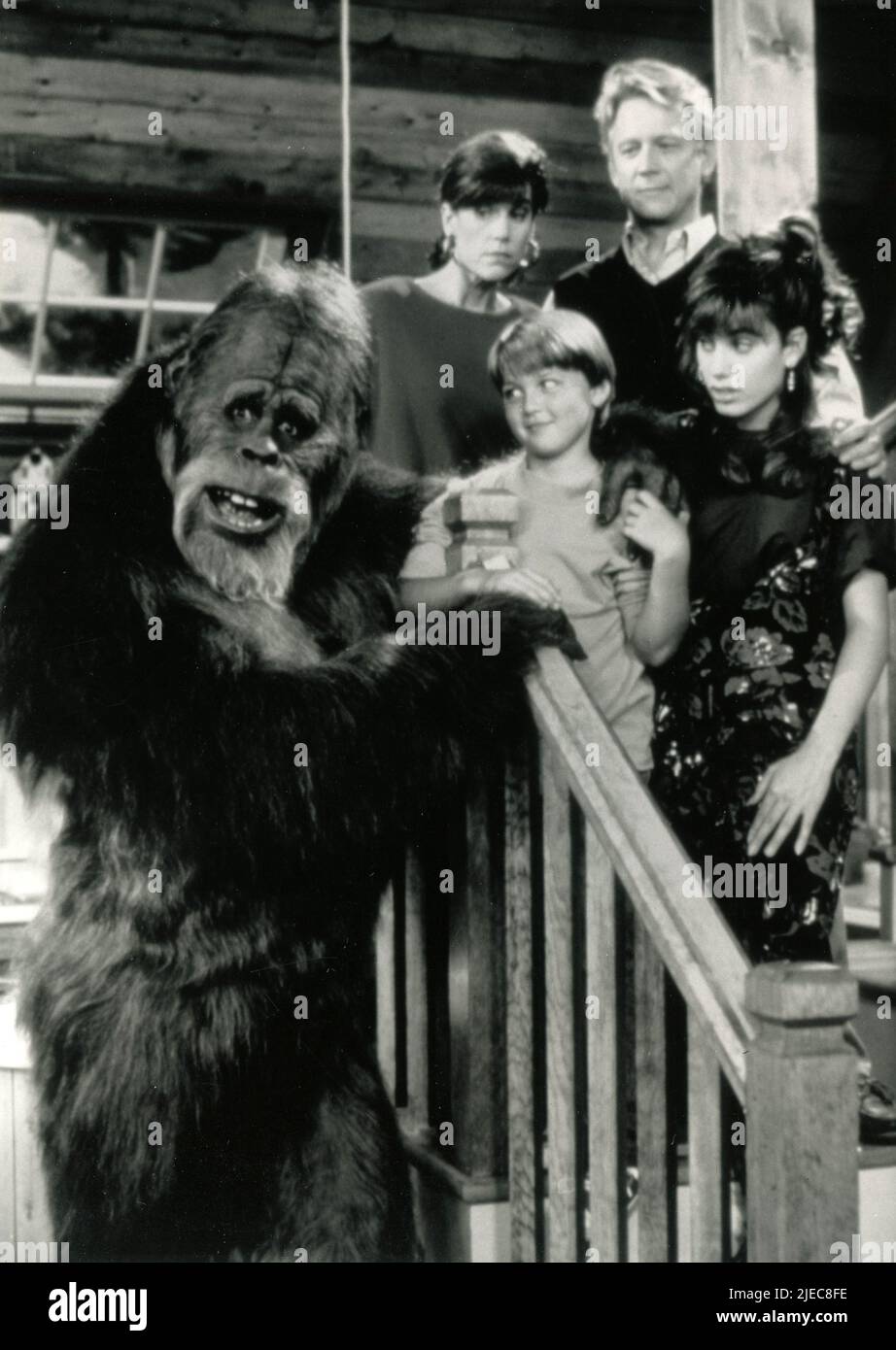 American actors Kevin Peter Hall, Bruce Davison, Molly Cheek, Zachary Bostrom, and Carol-Ann Plante in the TV Series Harry and the Hendersons, USA 1991 Stock Photo