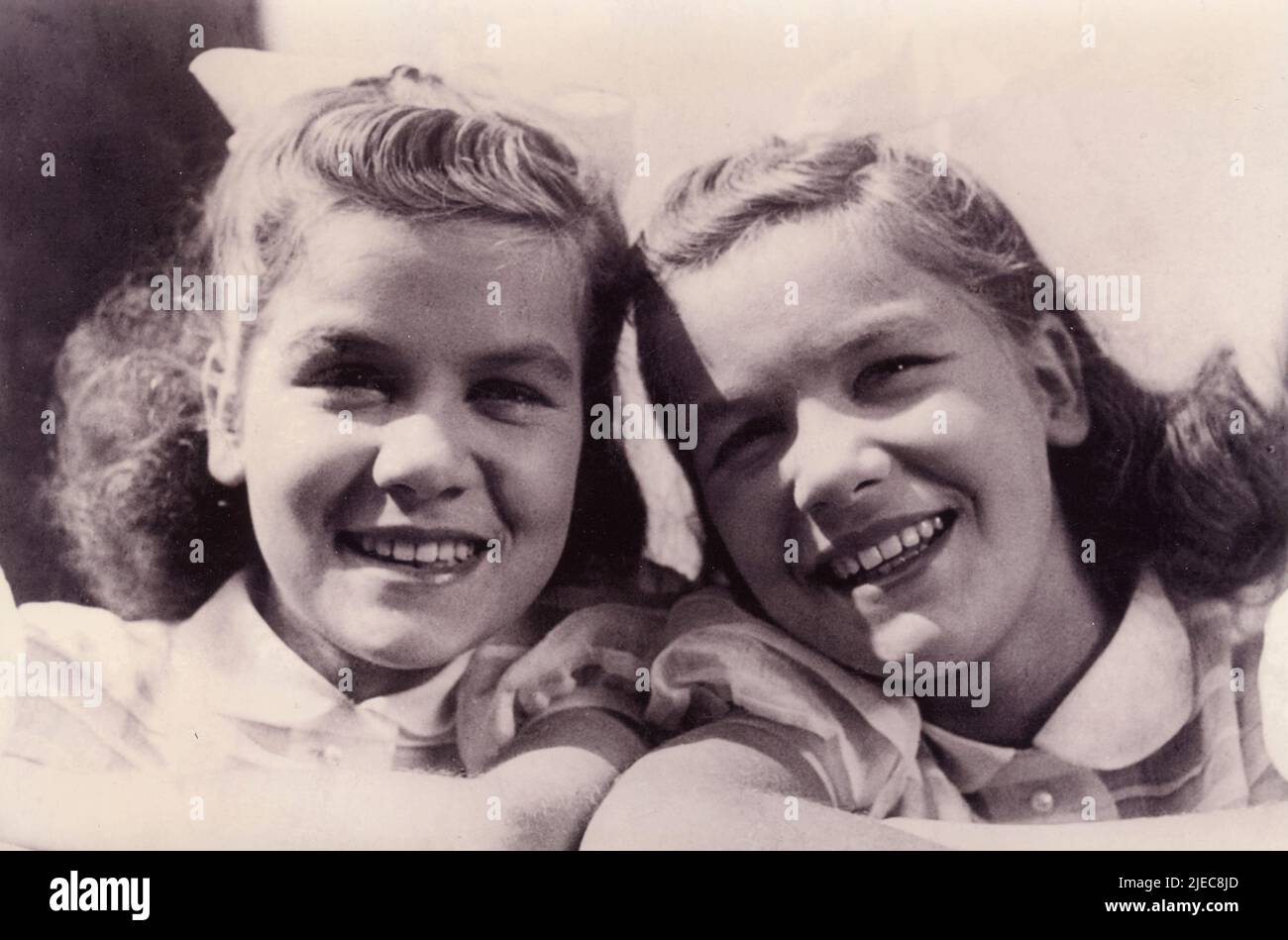 German children actresses Jutta and Isa Gunther in the movie Two Times Lotte, Germany 1950 Stock Photo