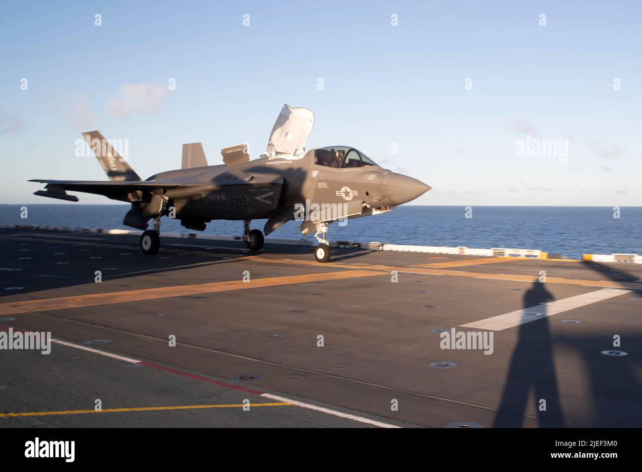 220624-N-XN177-2132 PACIFIC OCEAN (June 24, 2022) – An F-35B Lightning II aircraft assigned to Marine Strike Fighter Squadron (VMFA) 121 launches from the flight deck of amphibious assault carrier USS Tripoli (LHA 7), June 24, 2022. Tripoli is operating in the U.S. 7th Fleet area of operations to enhance interoperability with allies and partners and serve as a ready response force to defend peace and maintain stability in the Indo-Pacific region.  (U.S. Navy photo by Mass Communication Specialist 1st Class Peter Burghart) Stock Photo