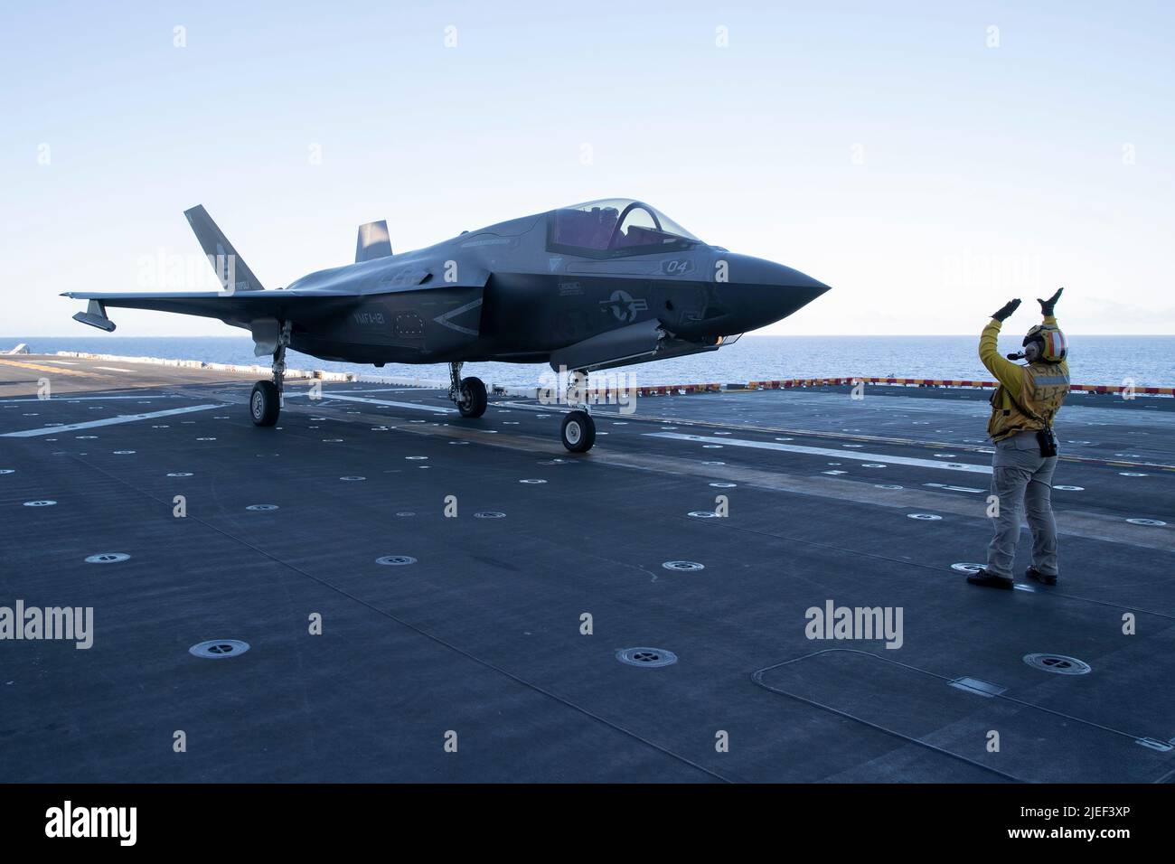 220624-N-XN177-2004 PACIFIC OCEAN  (June 24, 2022) – An F-35B Lightning II aircraft assigned to Marine Strike Fighter Squadron (VMFA) 121 taxis on the flight deck of amphibious assault carrier USS Tripoli (LHA 7), June 24, 2022. Tripoli is operating in the U.S. 7th Fleet area of operations to enhance interoperability with allies and partners and serve as a ready response force to defend peace and maintain stability in the Indo-Pacific region.  (U.S. Navy photo by Mass Communication Specialist 1st Class Peter Burghart) Stock Photo