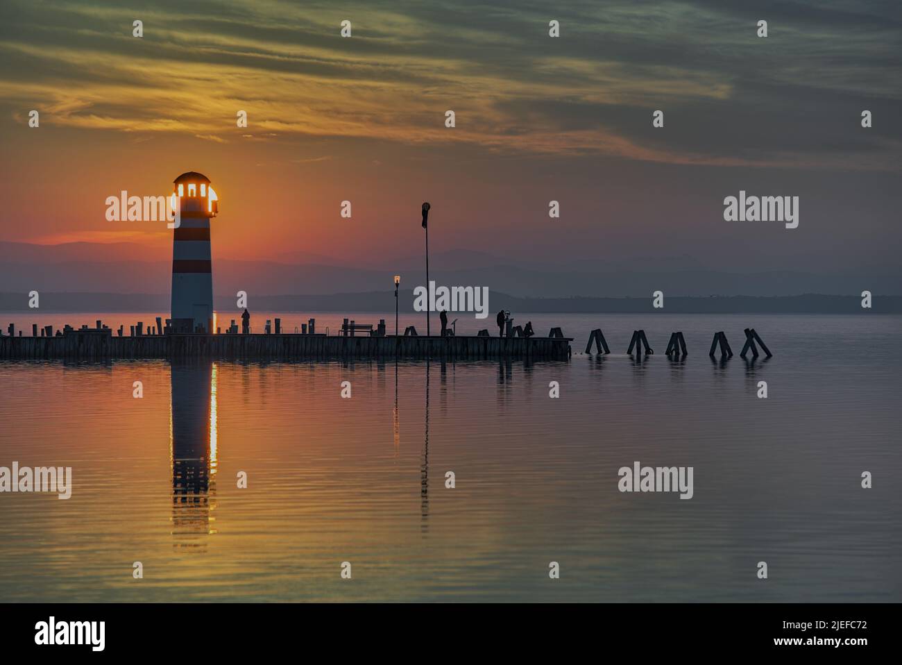 Sonnenuntergang direkt hinter Leuchtturm Stock Photo