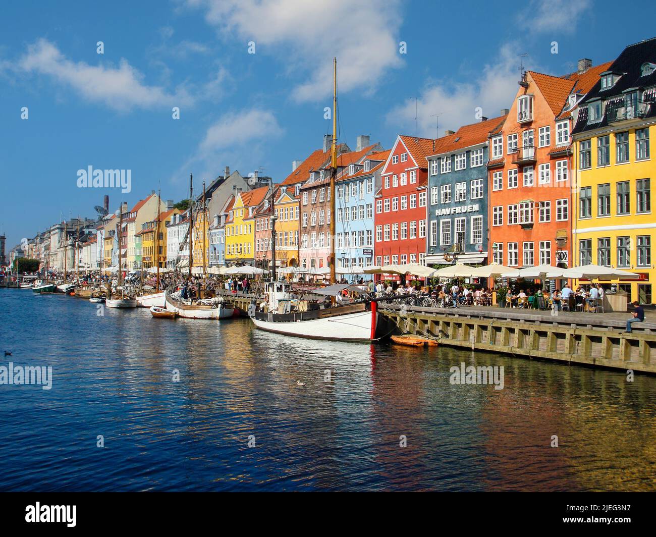 Nyhavn (New Harbor), a waterfront, canal and entertainment district, lined by brightly coloured 17th and early 18th century townhouses. Stock Photo