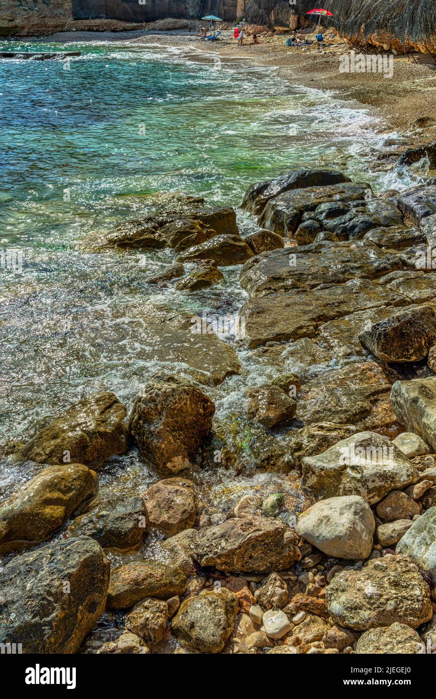 The stony shore of the small beach of Chianca Masitto is one of the characteristic beaches of Puglia. Monte Sant'Angelo, Foggia province Stock Photo