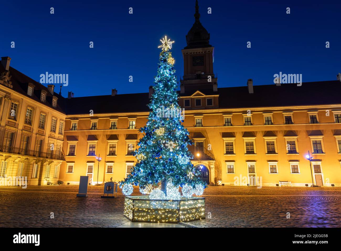 Warsaw, Poland - January 10, 2022: Courtyard of the Royal Castle with Christmas tree illuminated at night, Mannerist and Baroque architecture, city la Stock Photo