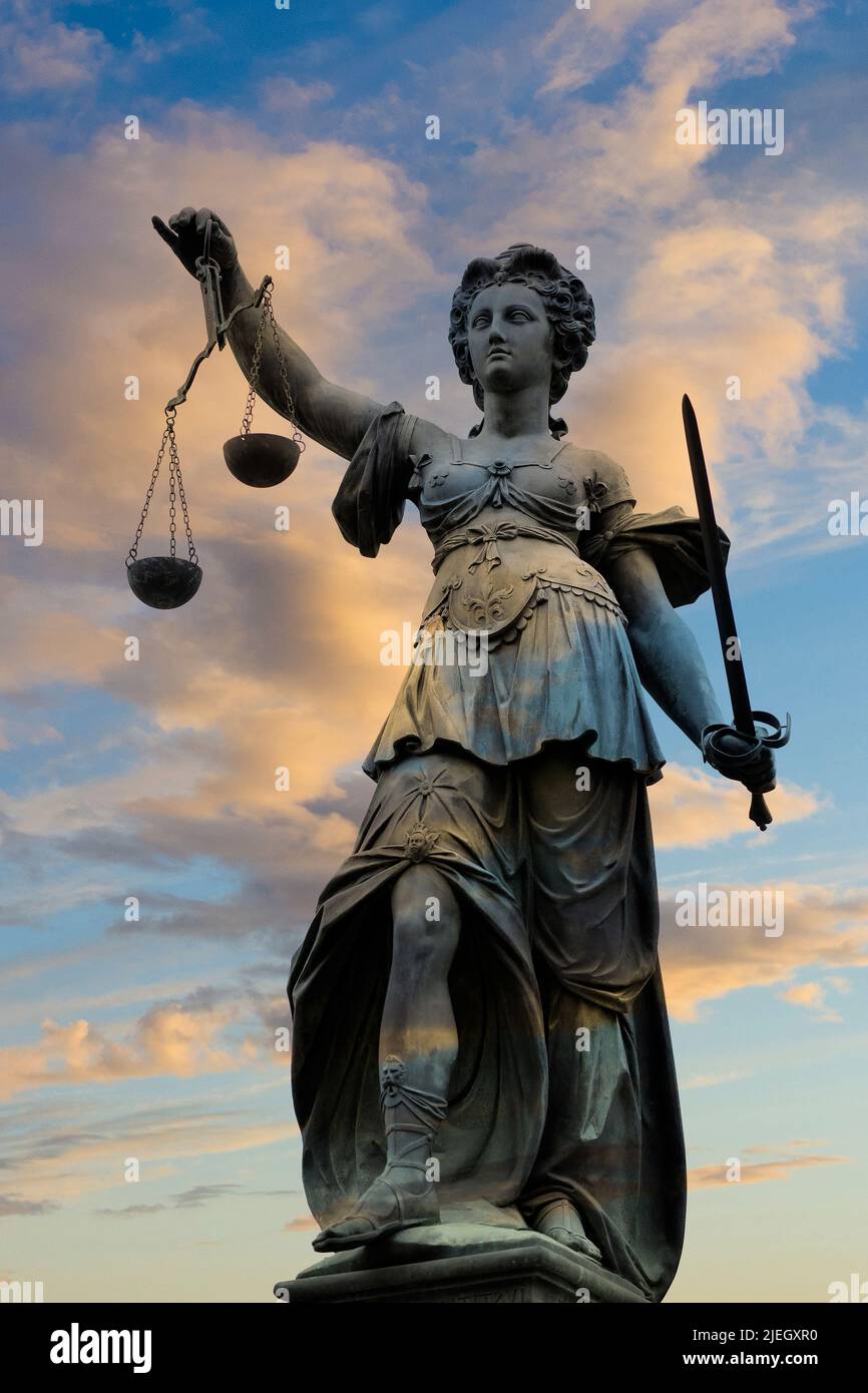 justizia-in-frankfurt-am-main-vor-abendhimmel-sonenuntergang-justitia