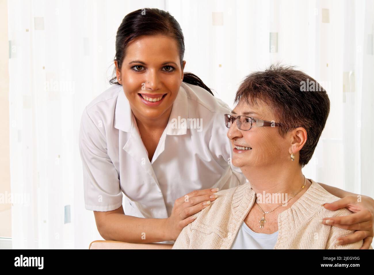 Eine Pflegerinin der Altenpflege von Senioren im Altenheim Stock Photo