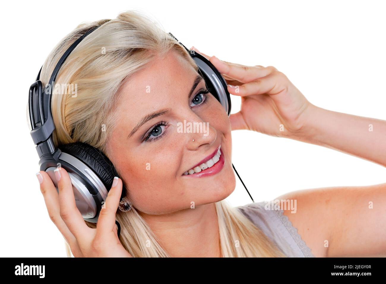 Junge blonde Frau mit Kopfhörer hört Musik zur Entspannung. Stock Photo