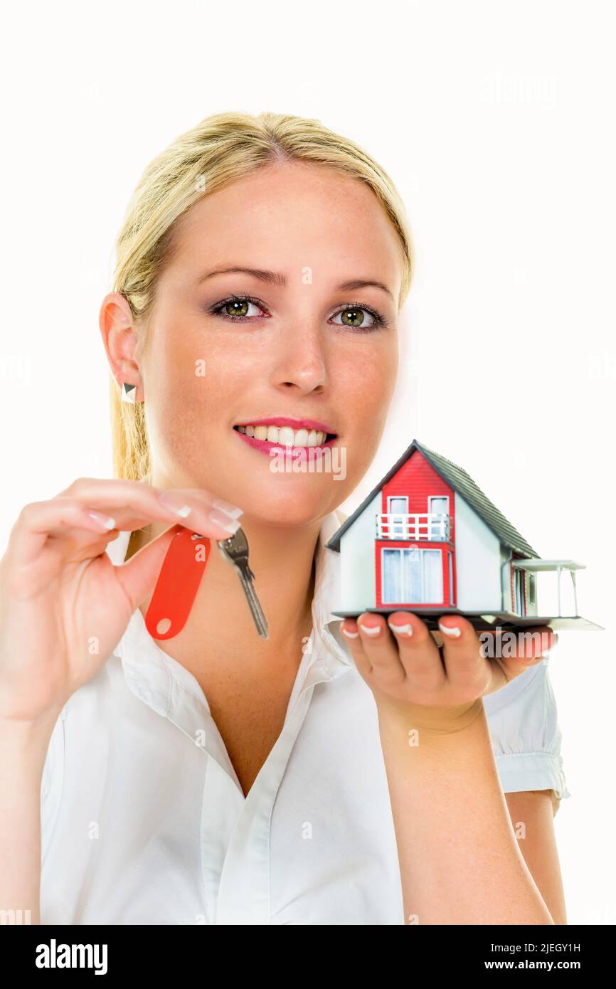 Eine Frau beschützt Ihr Haus und Eigenheim. Gute Versicherung und seriöse Finanzierung beruhigen. Stock Photo