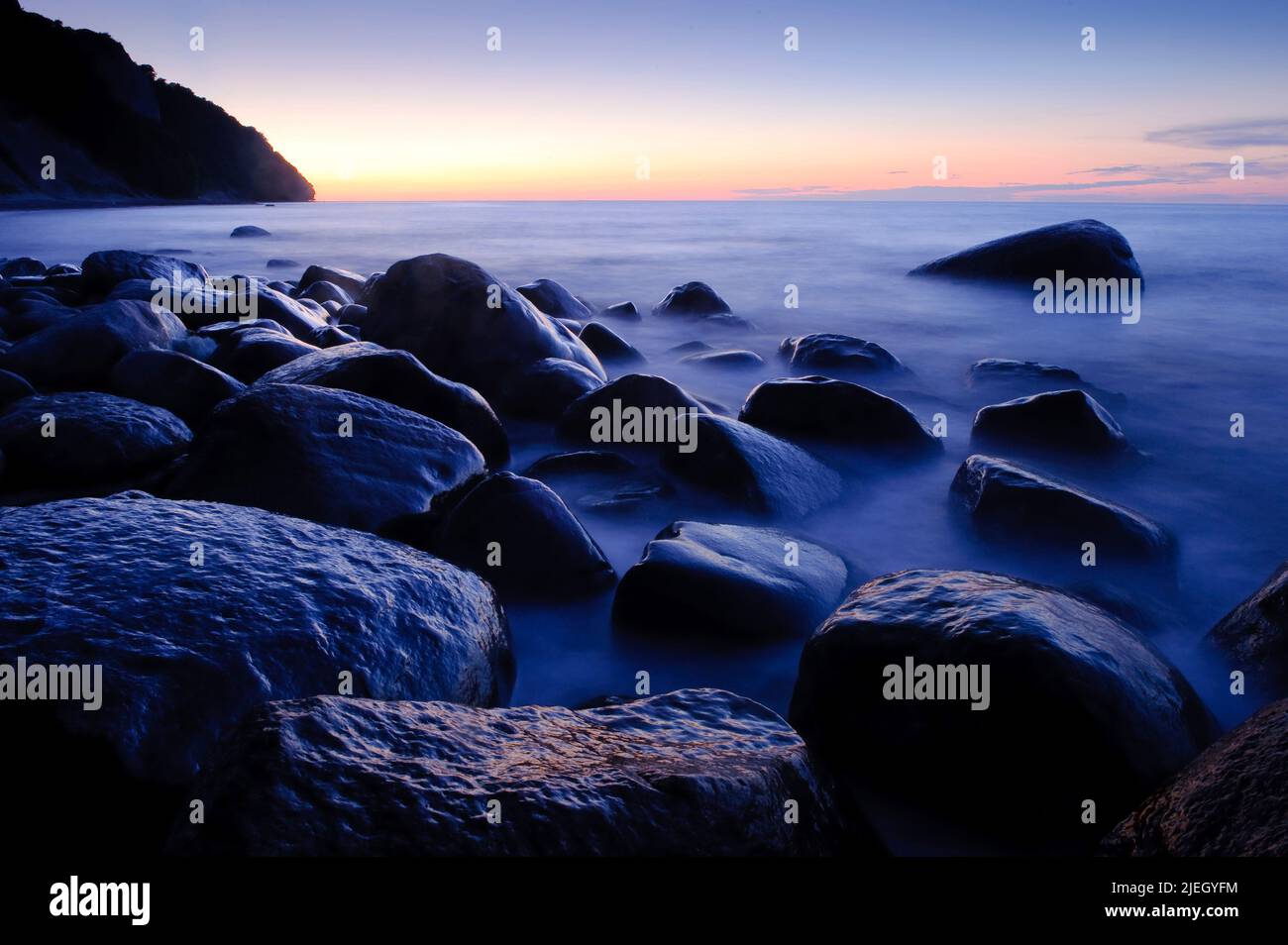 Abendstimmung an der Küste, Insel Rügen, Kreidefelsen, Nationalpark Jasmund, Steine, Ostsee, Wellen, Meer, melancholisch, romantisch, Stock Photo
