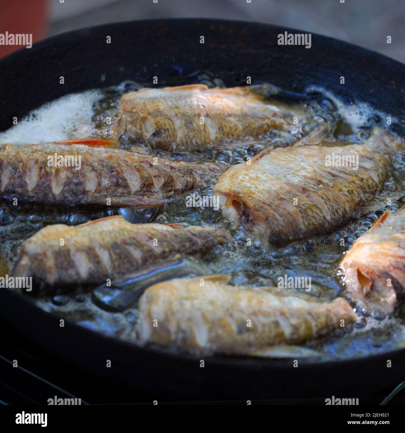 River fish fried in a frying pan Stock Photo - Alamy