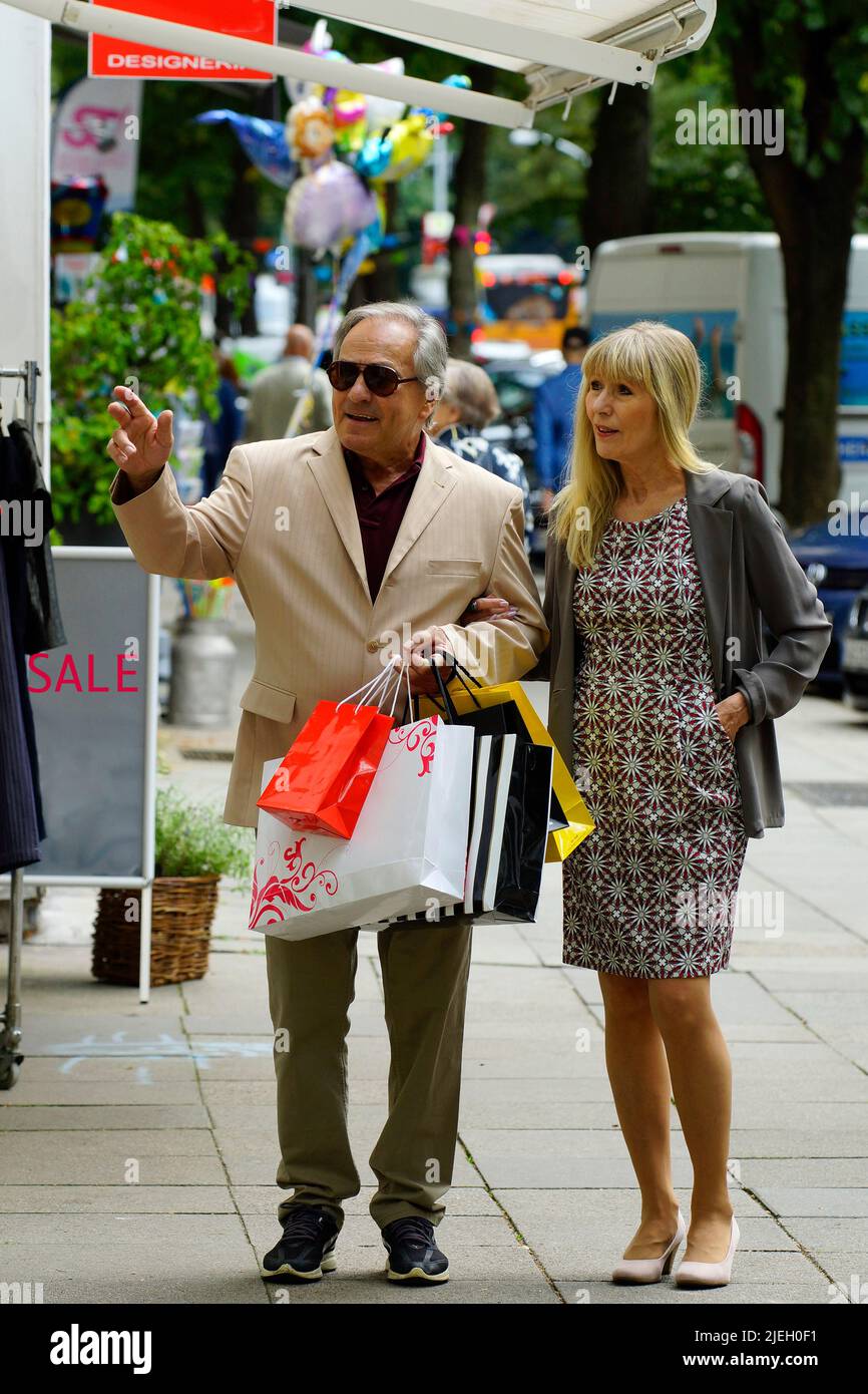 Senior mit junger Frau beim Shoppen, blond, blonde, Blondine, 45, 50, 65,  Jahre Stock Photo