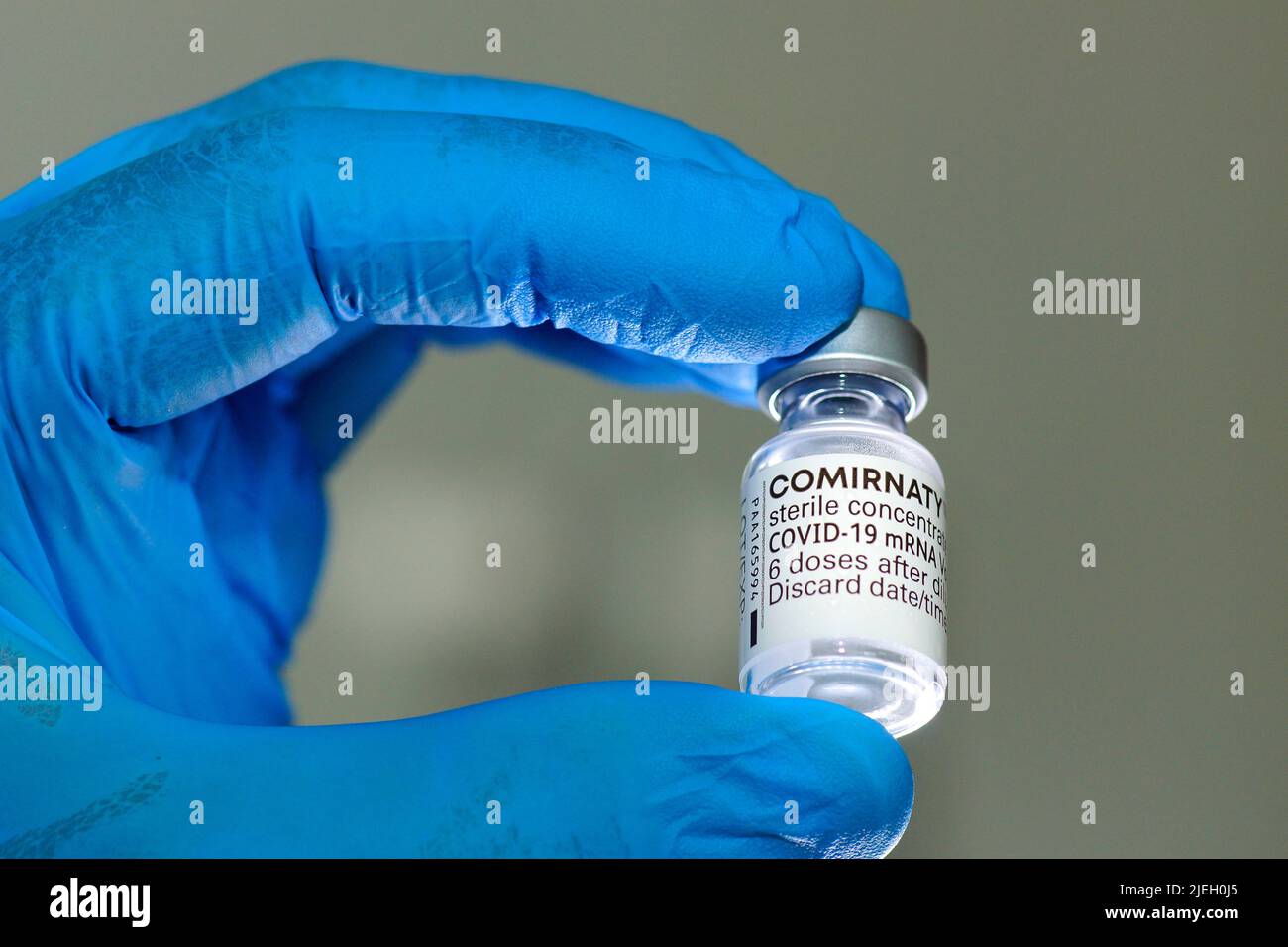 Ein Arzt hält Impfstoff gegen Corona in der Hand, Covid-19, Impfdosis Stock Photo