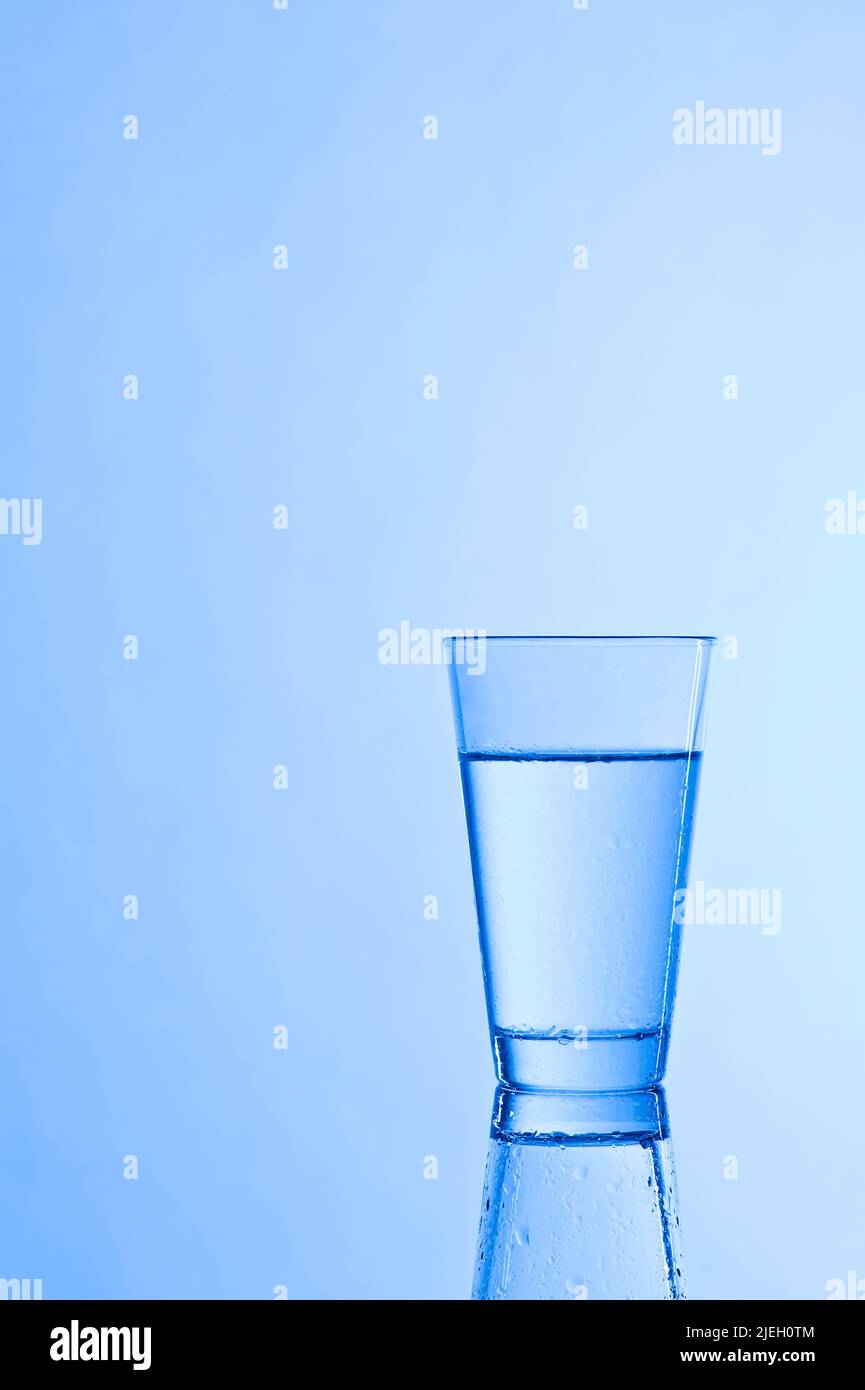 Ein einzelnes Glas mit Mineralwasser, Wasser, Erfrischungsgetränk, Stock Photo