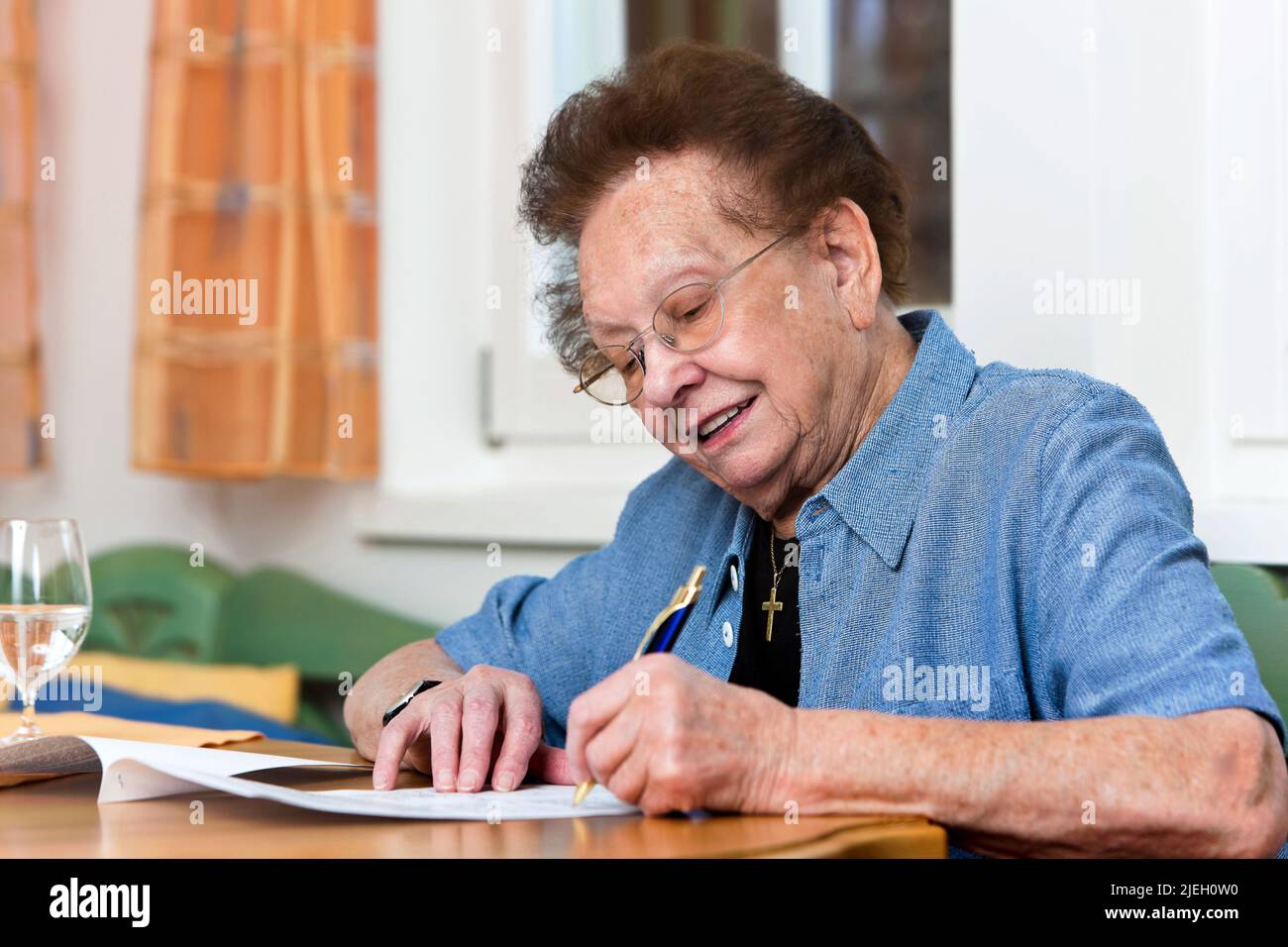 Eine alte Frau unterschreibt einen Vertrag, Senioren, Stock Photo