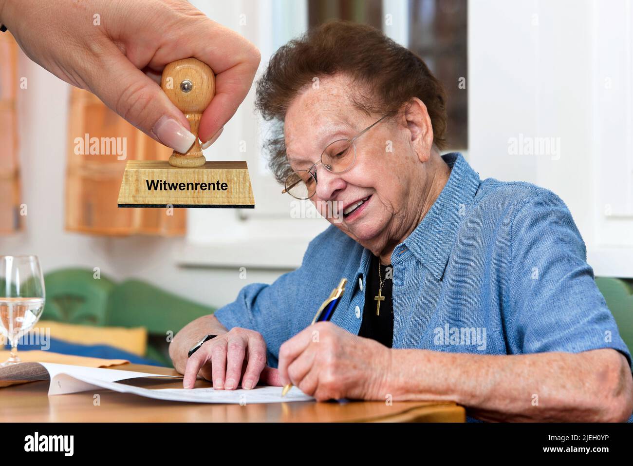 Frau, 75, Jahre, Seniorin beantrag Witwenrente, Senioren, Stempel, Witwenrente, Rentenantrag, Rente, Altersvorsorge, Stock Photo