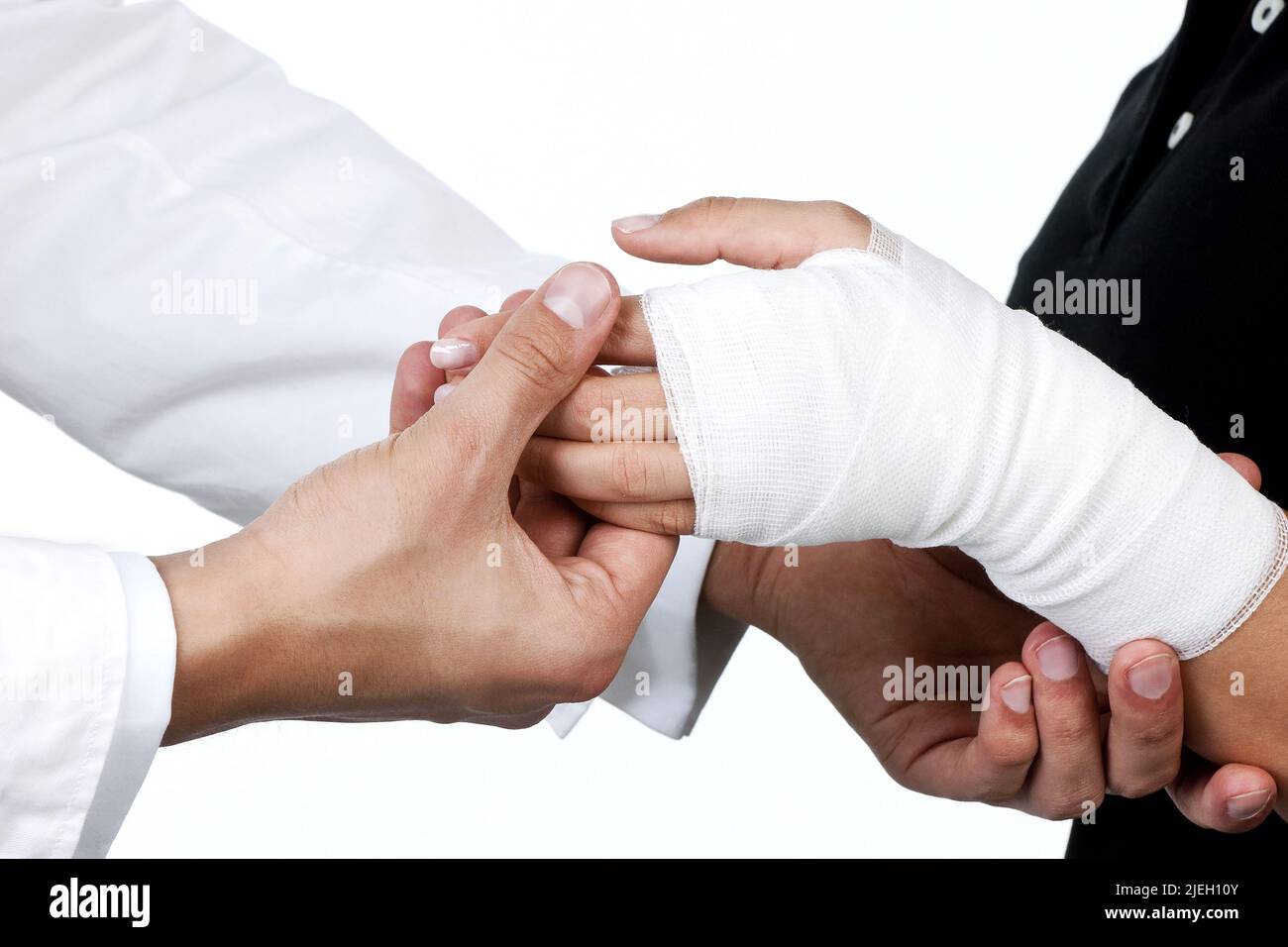 Der Arm einer Frau wird im Krankenhaus verbunden, Handgelenk verstaucht, Stock Photo