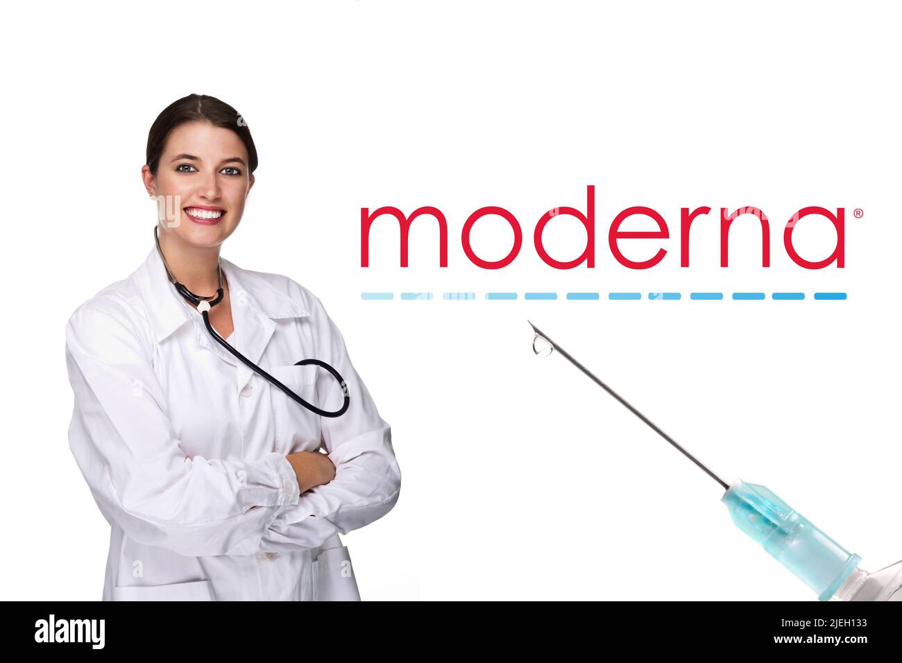 Junge Ärztin mit Stethoskop und Tabletten in der Hand, 30, 35, Jahre, brünett, Sommersprossen, Logo von moderna, Impfstoffhersteller, Stock Photo
