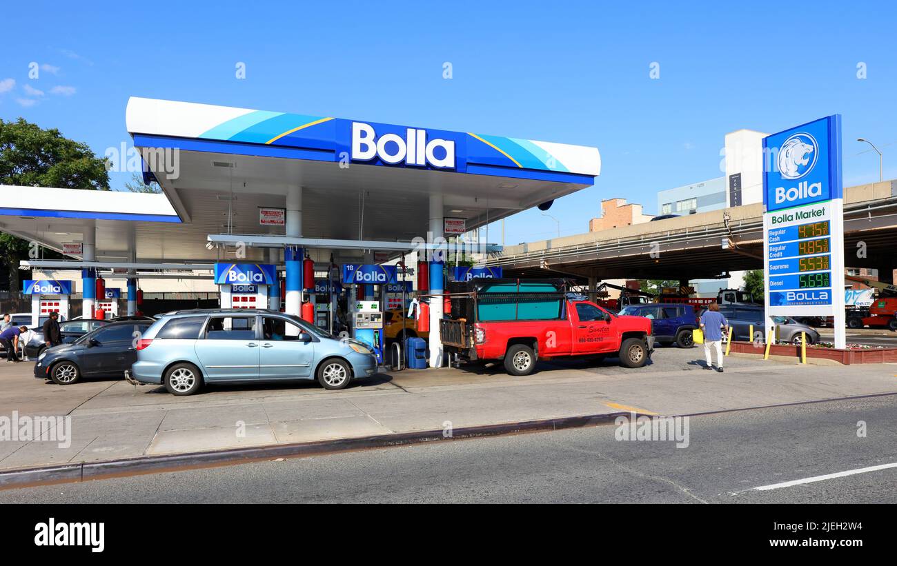 Bolla Fuels, Bolla Market, 497 Meeker Ave, Brooklyn, NY. exterior storefront of a gas station and convenience store in Greenpoint Stock Photo