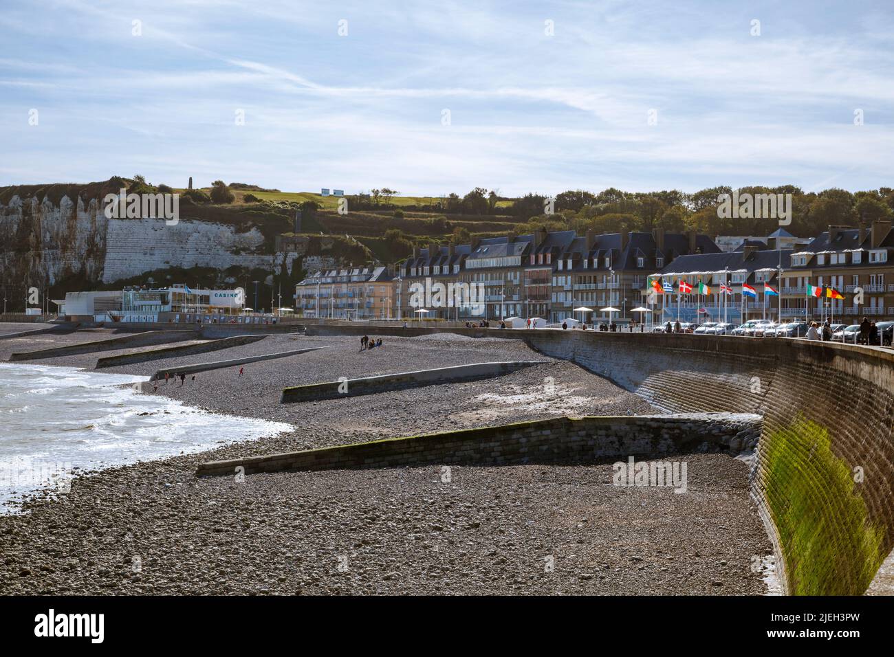 Pebble beach and houses at Saint-Valery-en-Caux, Normandië, France ...