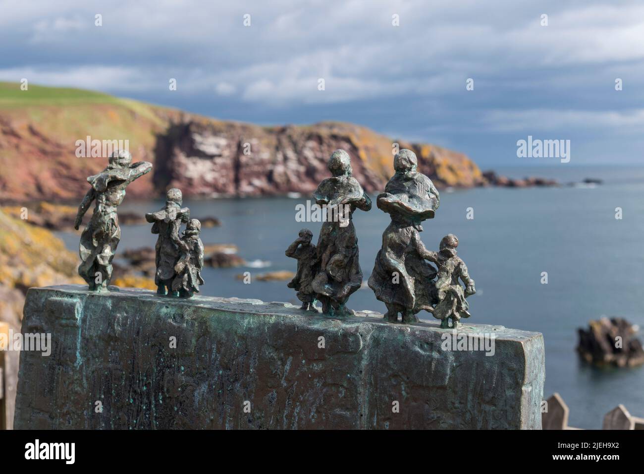 Widows & Bairns memorial to the fishermen lost and widows & bairns left behind in St Abbs in a storm 14th Oct 1881, St Abbs, Berwickshire, Scotland Stock Photo