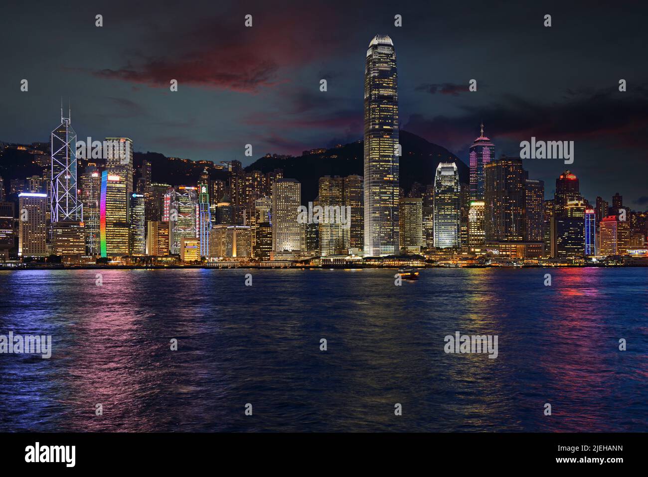 Blick zur blauen Stunde von Kowloon auf die Skyline auf Hongkong Island am Hongkong River, Central, mit Bank of China ganz links und dem IFC Tower rec Stock Photo