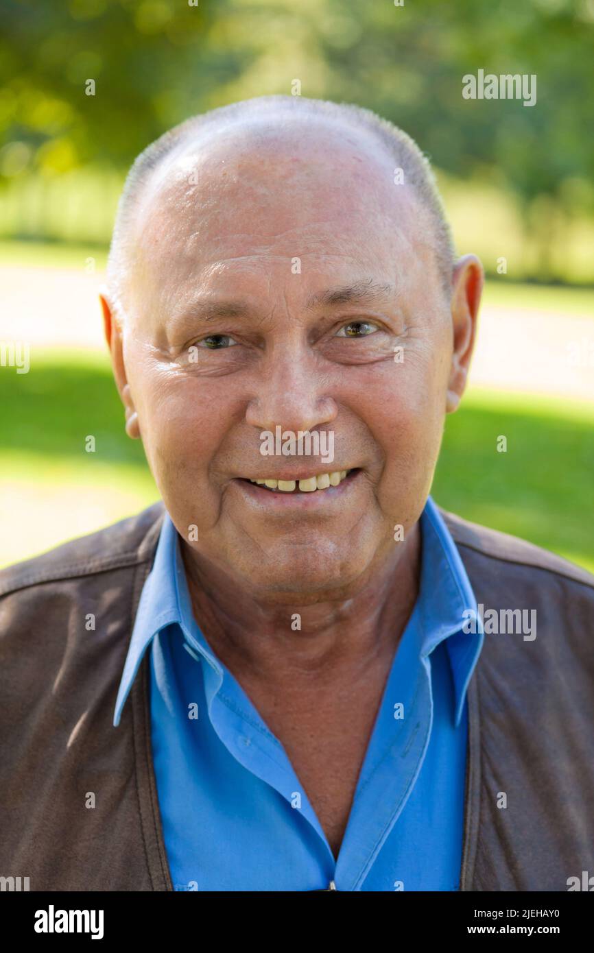 Portrait eines ‰lteren Mannes. Senioren Portr‰t im Freien Stock Photo