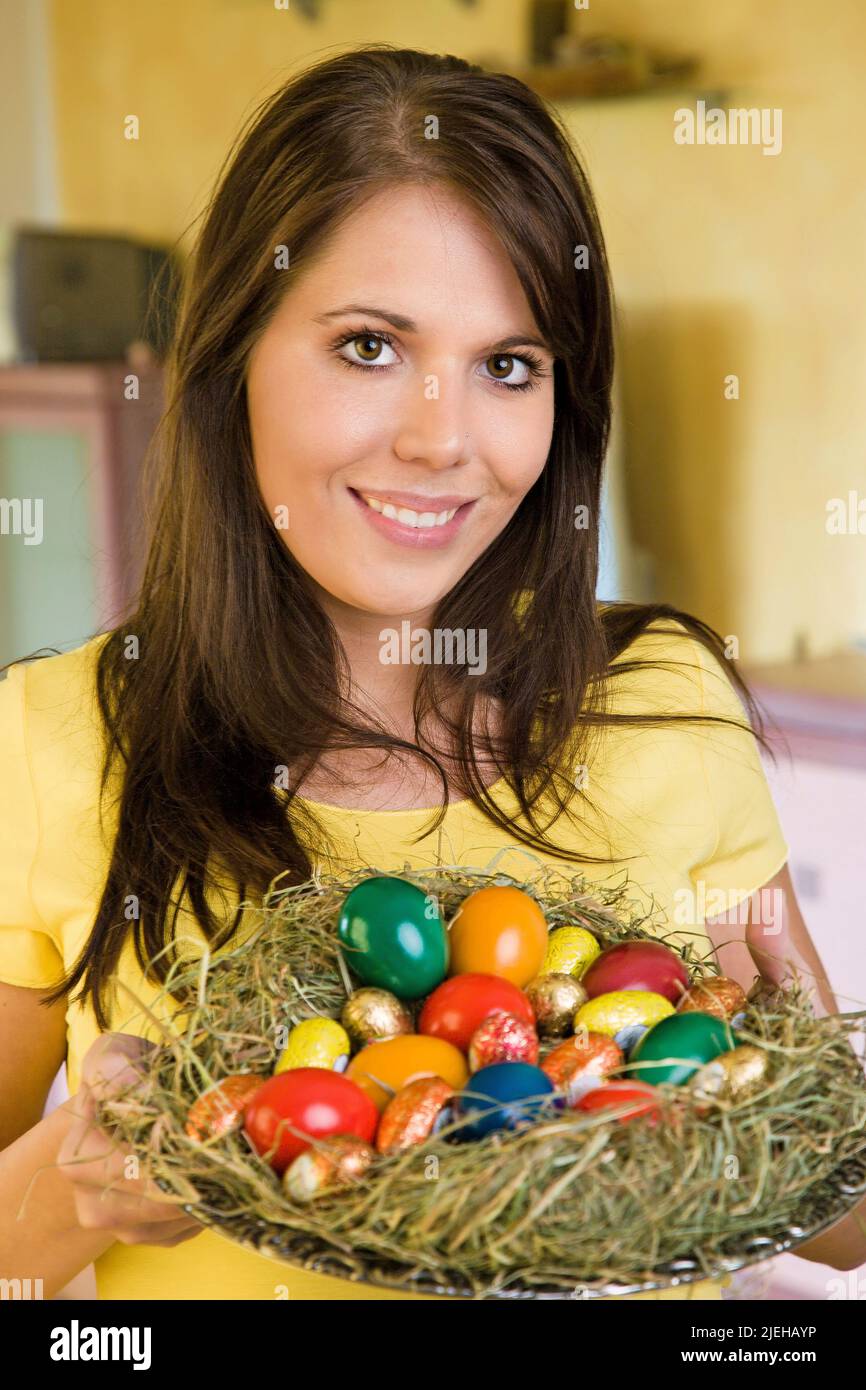 Frau mit Osternest [ (c) www.BilderBox.com, Erwin Wodicka, Siedlerzeile 3, A-4062 Thening, Tel. + 43 676 5103678.Verwendung nur gegen HONORAR, BELEG, Stock Photo