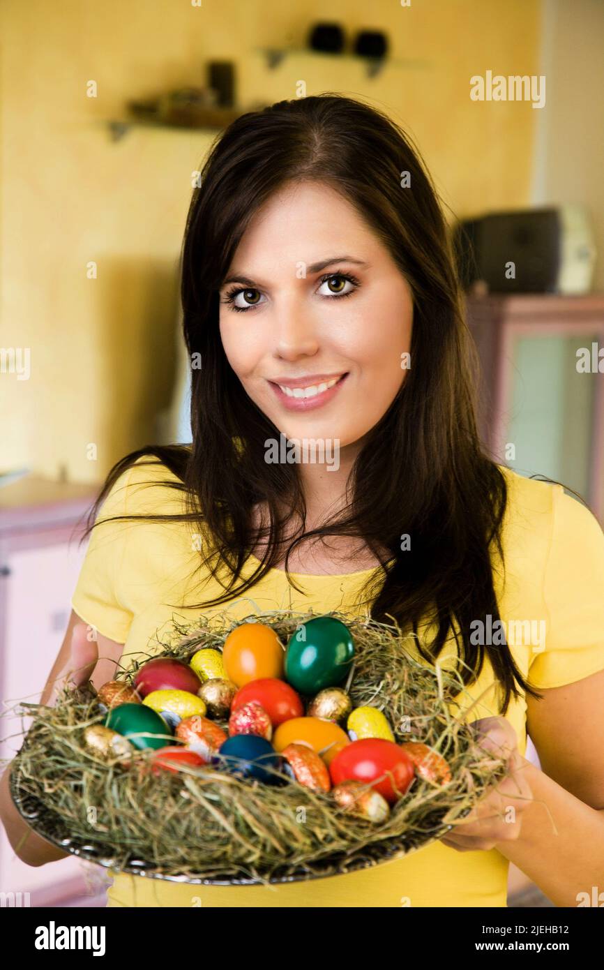 Frau mit Osternest [ (c) www.BilderBox.com, Erwin Wodicka, Siedlerzeile 3, A-4062 Thening, Tel. + 43 676 5103678.Verwendung nur gegen HONORAR, BELEG, Stock Photo