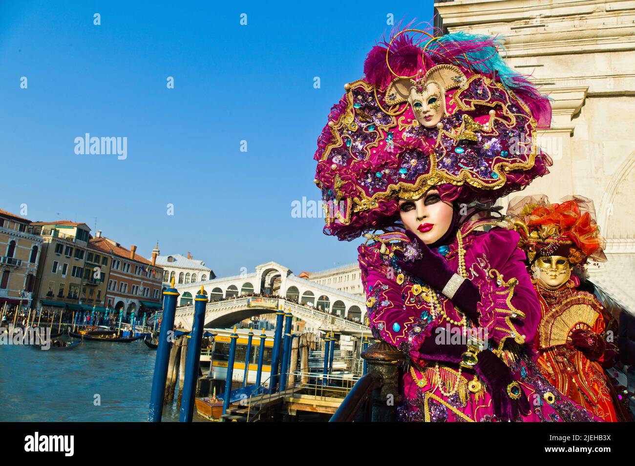 Karneval in der einzigartigen Stadt Venedig in Italien. Venezianische Masken Stock Photo