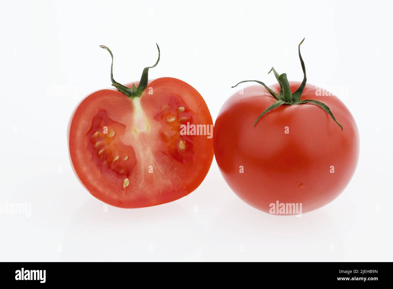 Zwei Tomaten liegt auf einem weissen Hintergrund. Frisches Gemüse zu jeder Saison Stock Photo