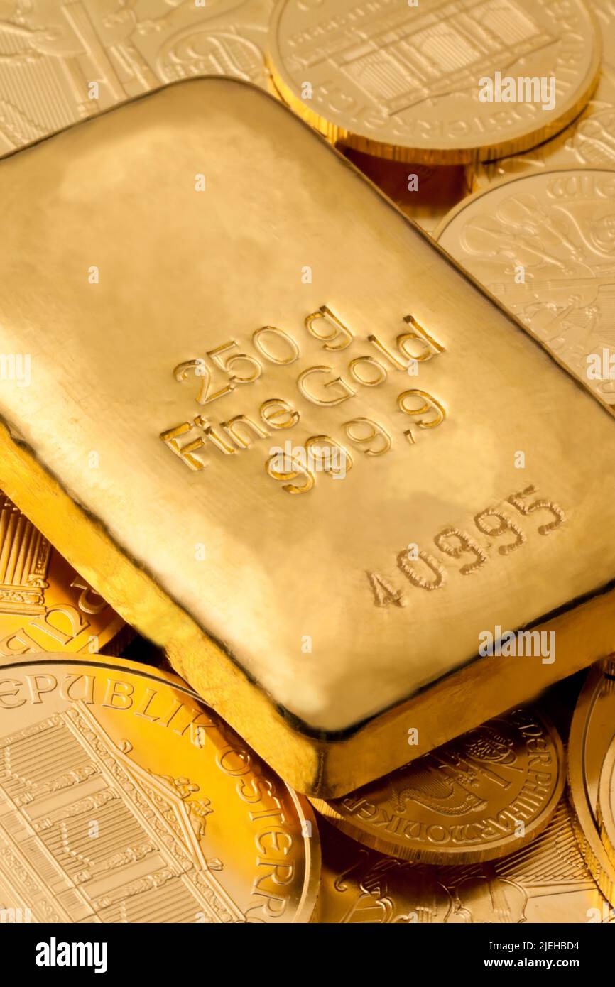 Geldanlage in echtem Gold als Goldbarren und Münzen Stock Photo