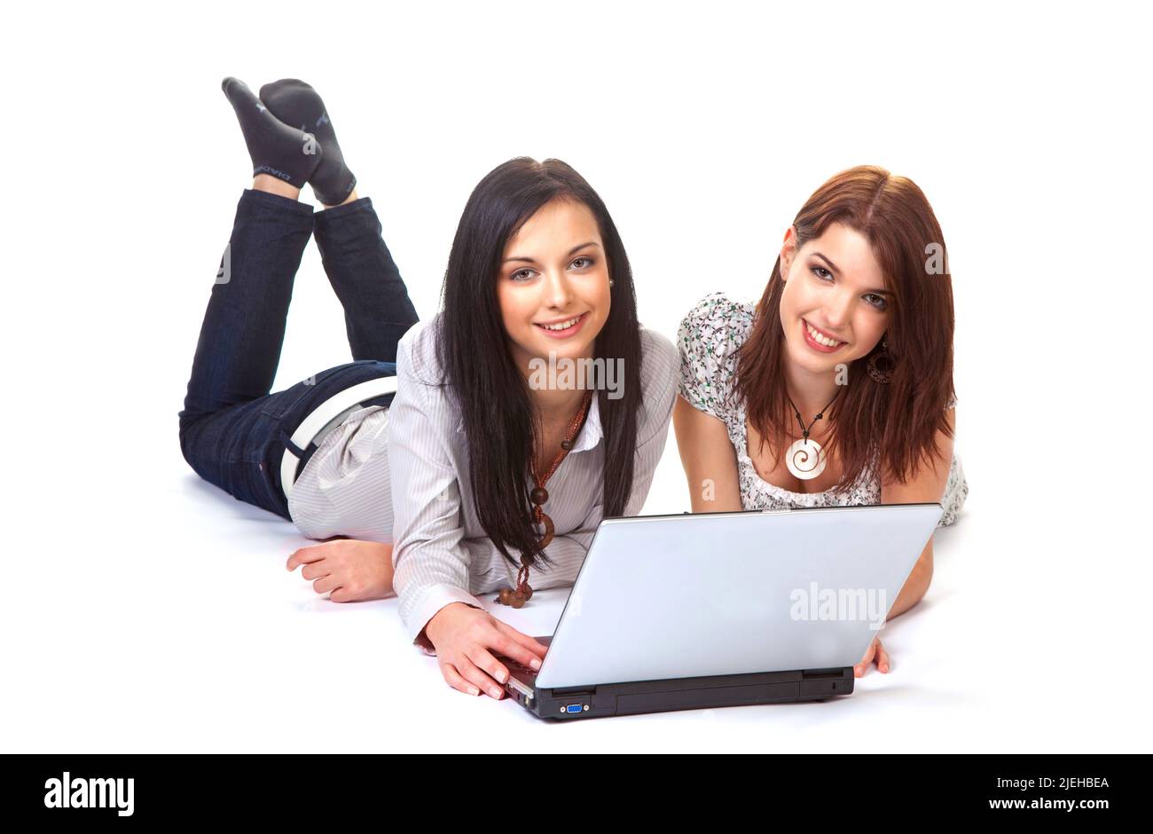 Zwei junge Frauen lachen und arbeiten gemeinsam an einem Laptop, 20, 25, Jahre, Studentinnen, Studenten, Stock Photo
