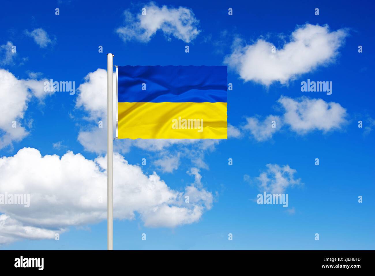 Ukraine, Osteuropa, Nationalfahne, Nationalflagge, Fahne, Flagge, Flaggenmast, Cumulus Wolken vor blauen Himmel, Stock Photo
